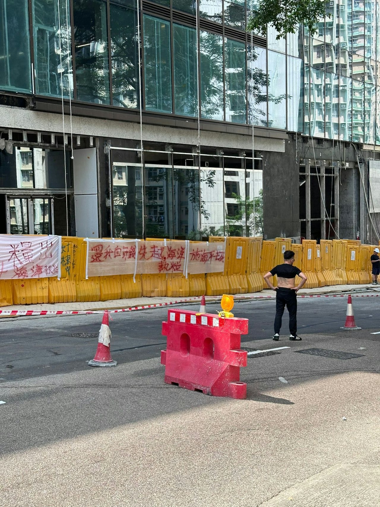 高超道一建築地盤有工人追薪。(網民Teammark Hing上傳至油塘人之家) 高超道一建築地盤有工人追薪。(網民Teammark Hing上傳至油塘人之家)