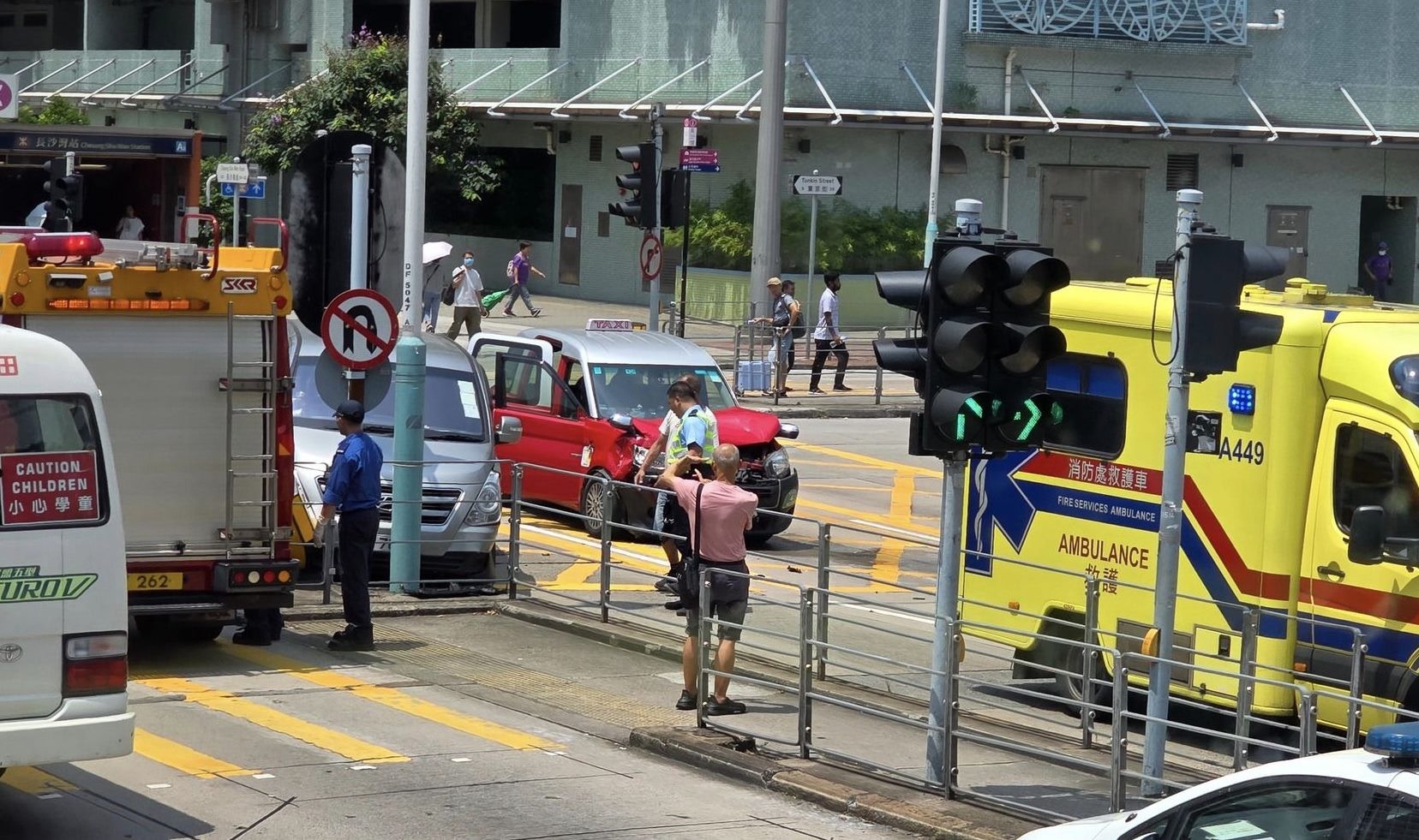 客貨車及後更衝上安全島，撞毀一個燈箱。（香港突發事故報料區（新版）/Kin Sing Ho圖片）