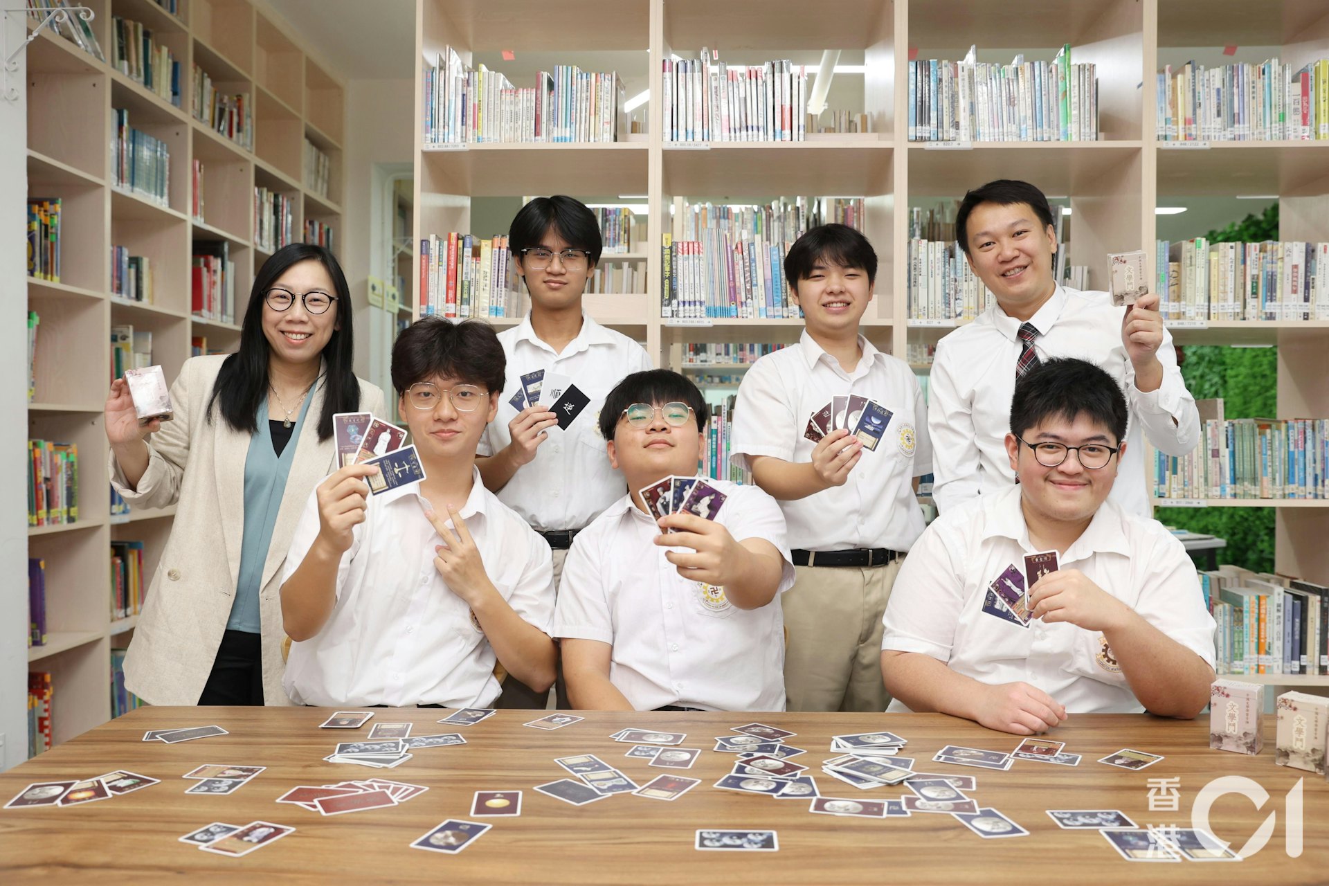 佛教沈香林中學推出「文學鬥」卡牌遊戲,希望能提升學生學習文言文的動機。(鄭子峰攝) 佛教沈香林中學推出「文學鬥」卡牌遊戲,希望能提升學生學習文言文的動機。(鄭子峰攝)