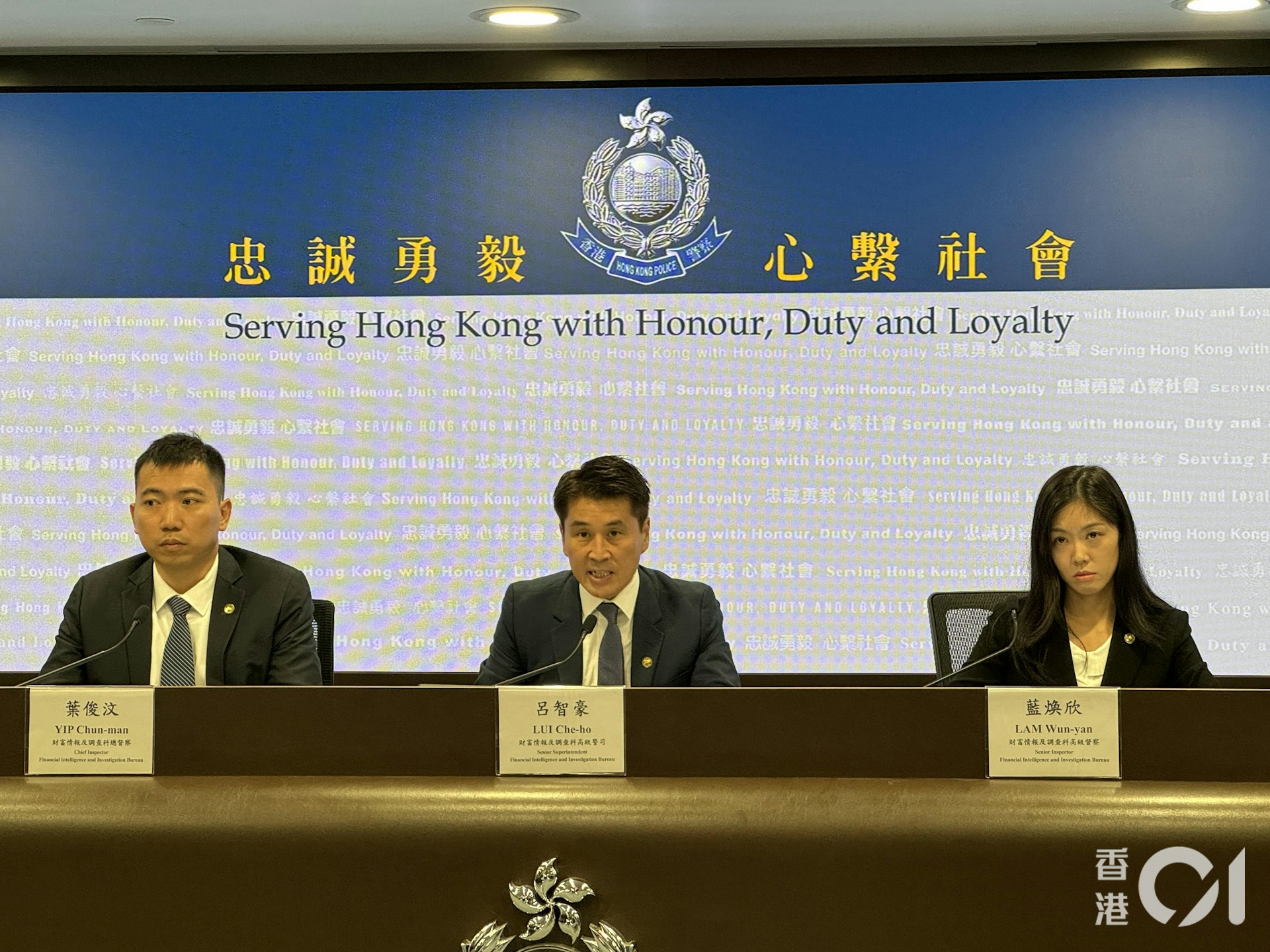 財富情報及調查科葉俊汶總督察(左)、高級警司呂智豪(中)以及高級督察藍煥欣(右)交代行動細節。(林振華攝)
