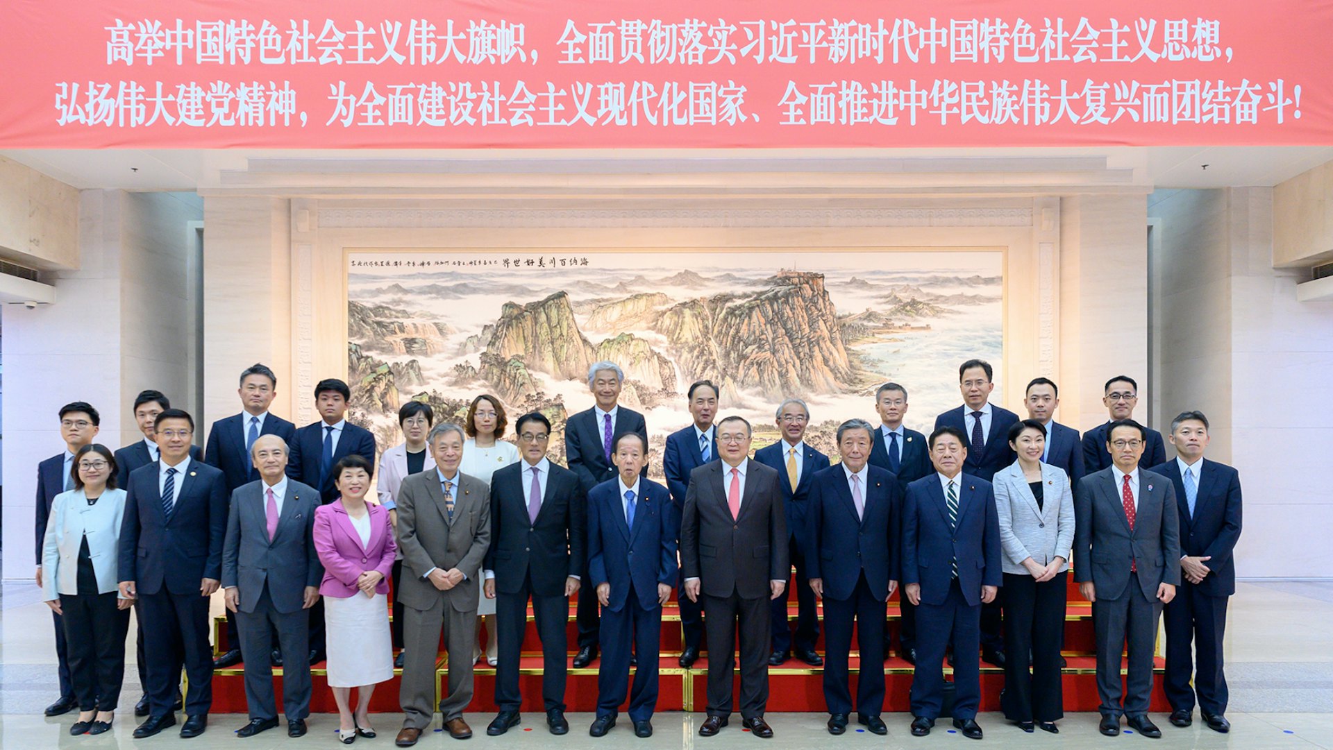 中共中央對外聯絡部部長劉建超2024年8月27日在北京會見日本日中友好議員聯盟會長、自民黨前幹事長二階俊博率領的訪華代表團。圖為劉建超與二階俊博、代表團成員合照。(中共中央對外聯絡部網站) 中共中央對外聯絡部部長劉建超2024年8月27日在北京會見日本日中友好議員聯盟會長、自民黨前幹事長二階俊博率領的訪華代表團。圖為劉建超與二階俊博、代表團成員合照。(中共中央對外聯絡部網站)