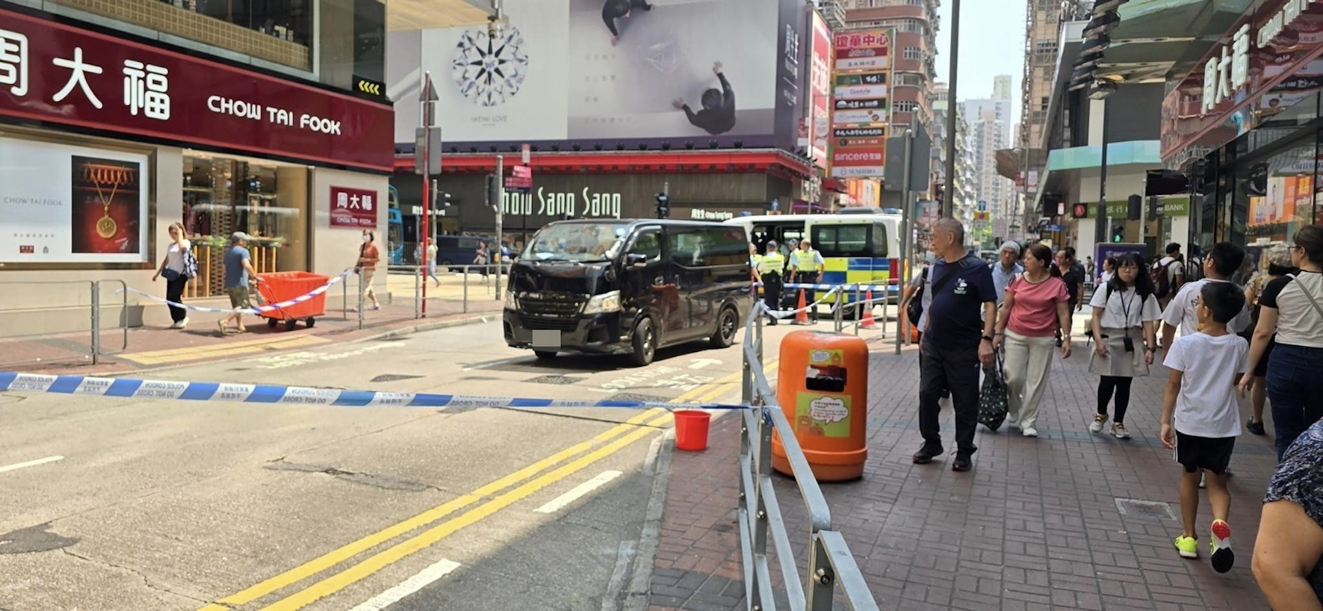 警方以藍色膠帶封鎖現場調查。(網民Ming Kau Leung圖片) 警方以藍色膠帶封鎖現場調查。(網民Ming Kau Leung圖片)