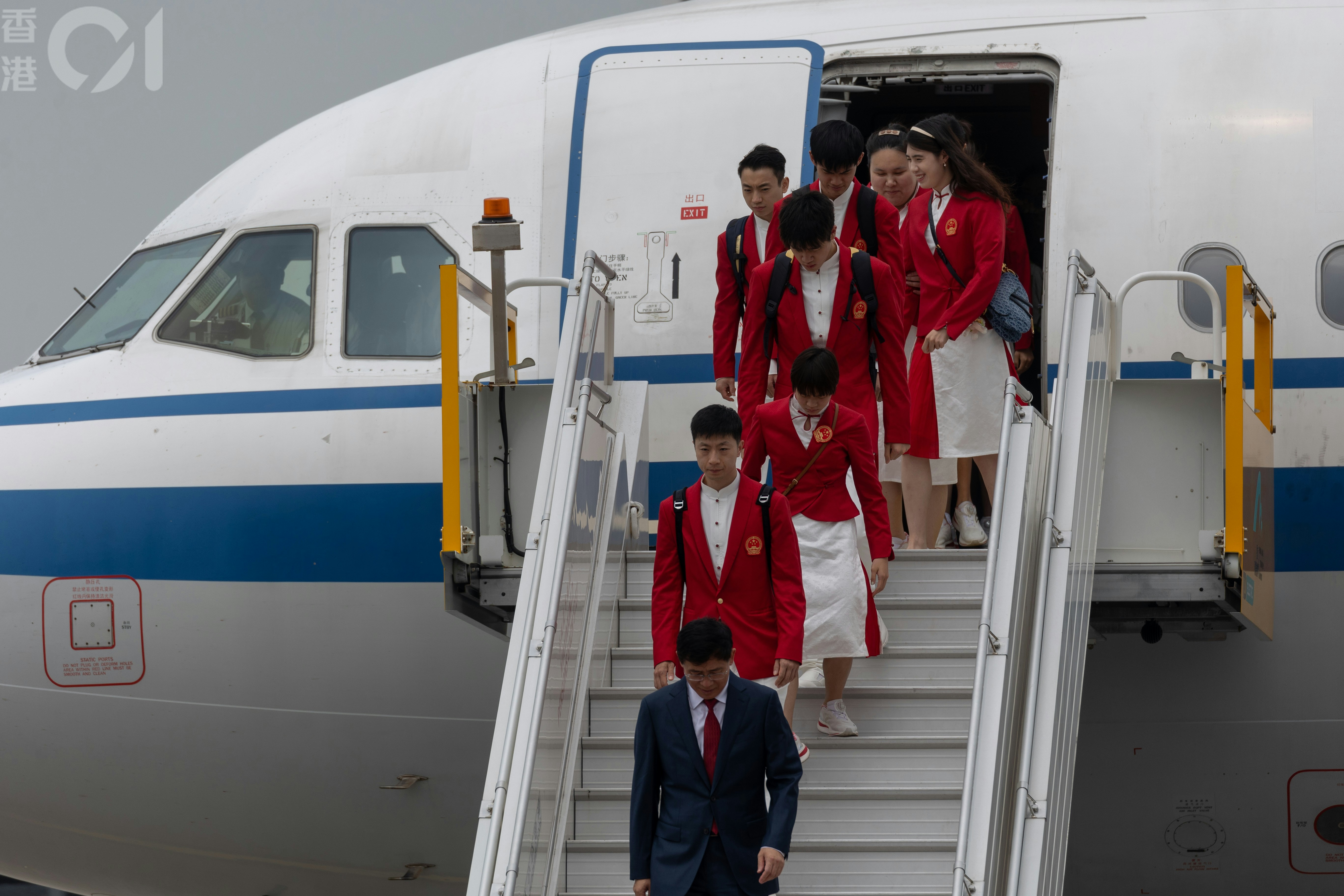 全紅嬋（第三位）8月29日「帶龜訪港」 ，甫落機表情多多 打呵欠鼓掌變揮手。（夏家朗攝）
