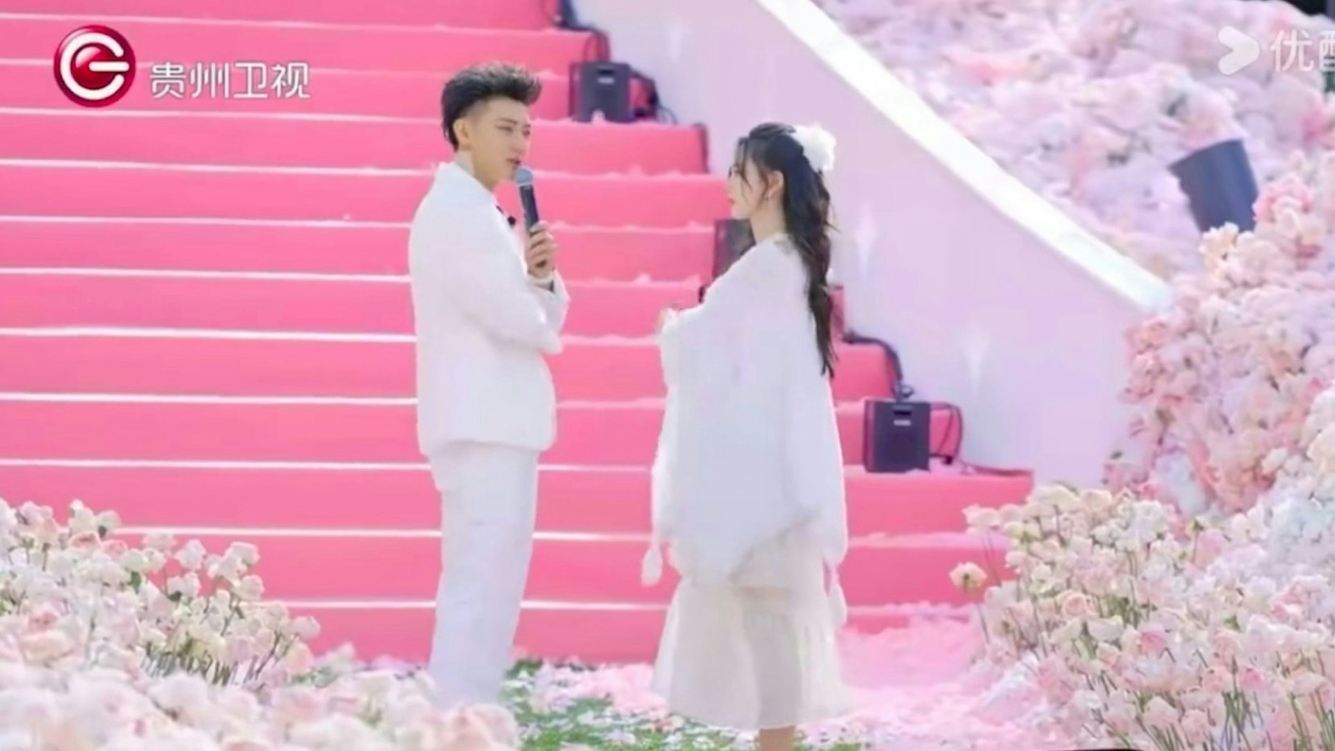 黃子韜向女朋友徐藝洋求婚成功。(微博圖片) 黃子韜向女朋友徐藝洋求婚成功。(微博圖片)