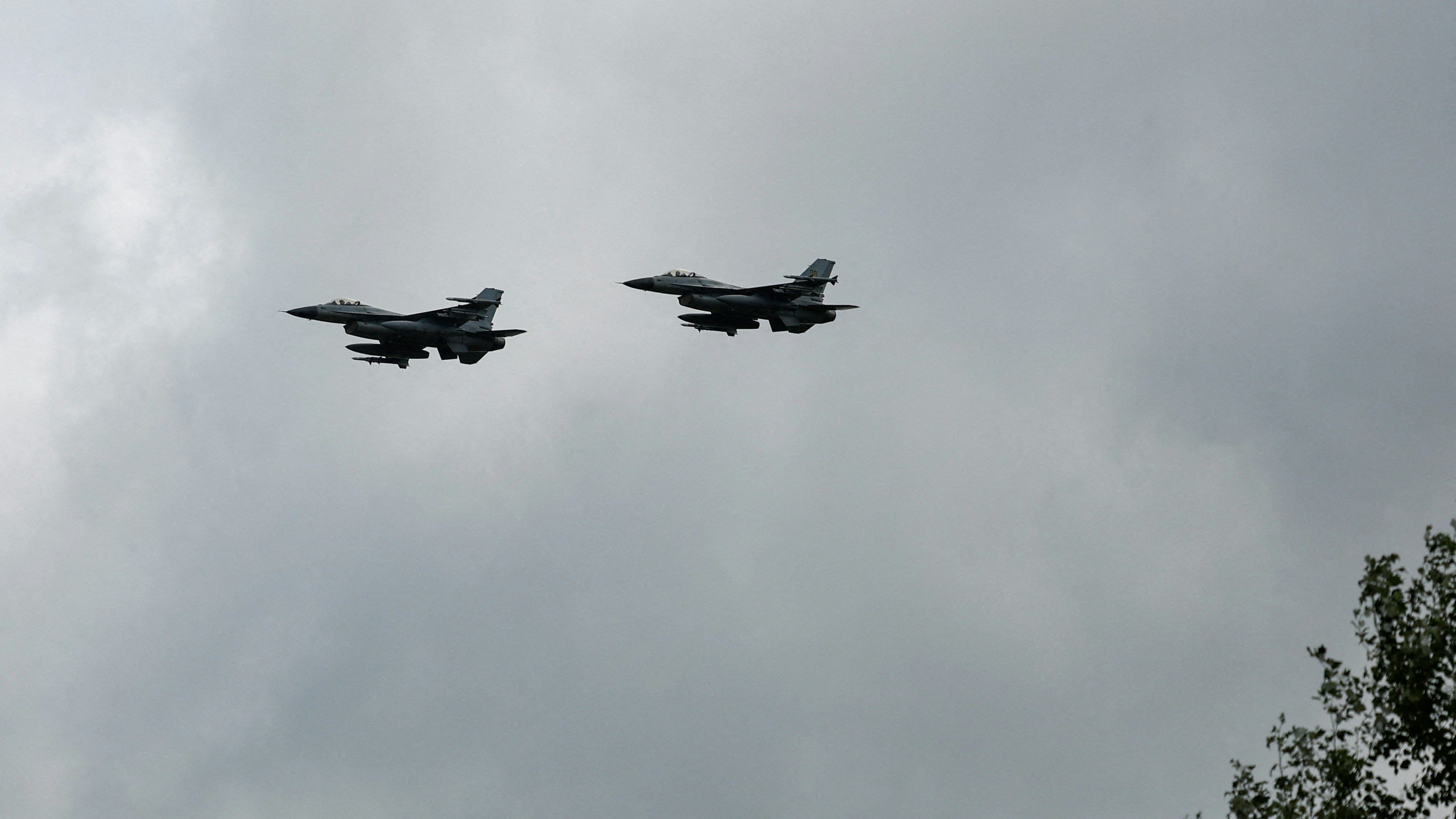 圖為2024年8月4日，在紀念烏克蘭空軍日期間，烏克蘭的F-16戰鬥機在烏克蘭境內空域飛行。（Reuters）