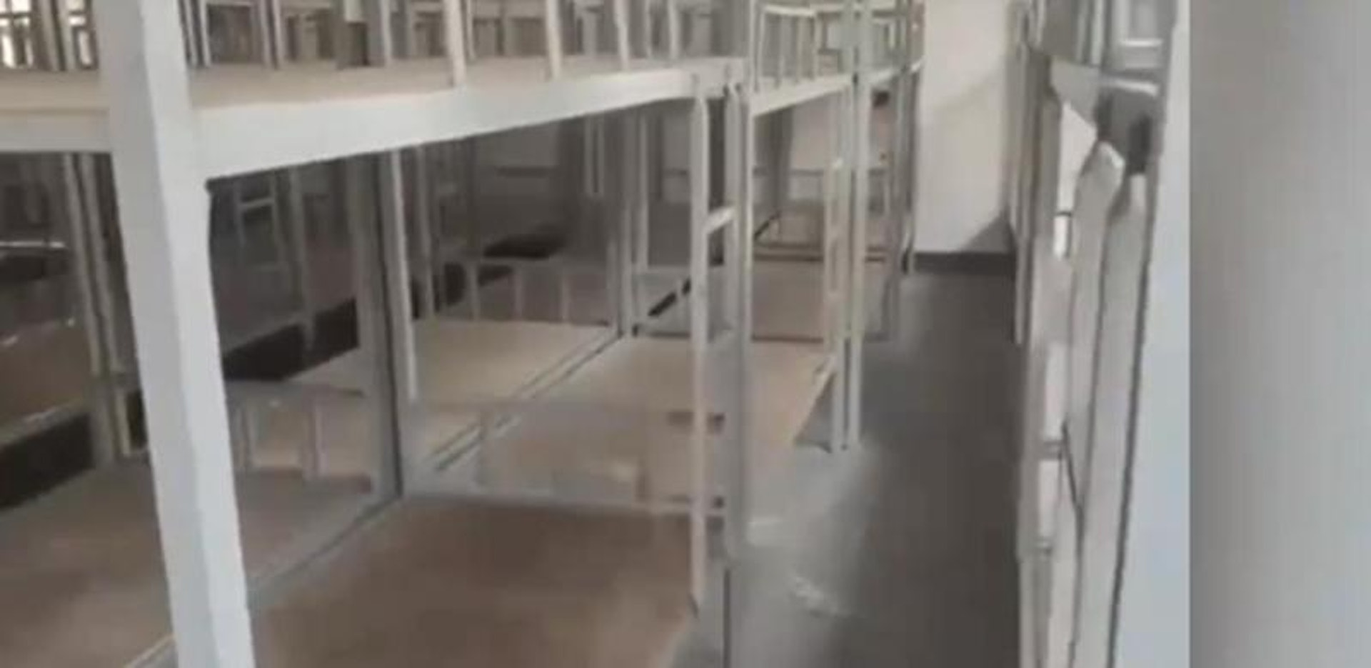 有內地網民在網絡上發布影片稱,信陽市一所高中的女生宿舍,開學一間房間住48個人。(star星視頻) 有內地網民在網絡上發布影片稱,信陽市一所高中的女生宿舍,開學一間房間住48個人。(star星視頻)
