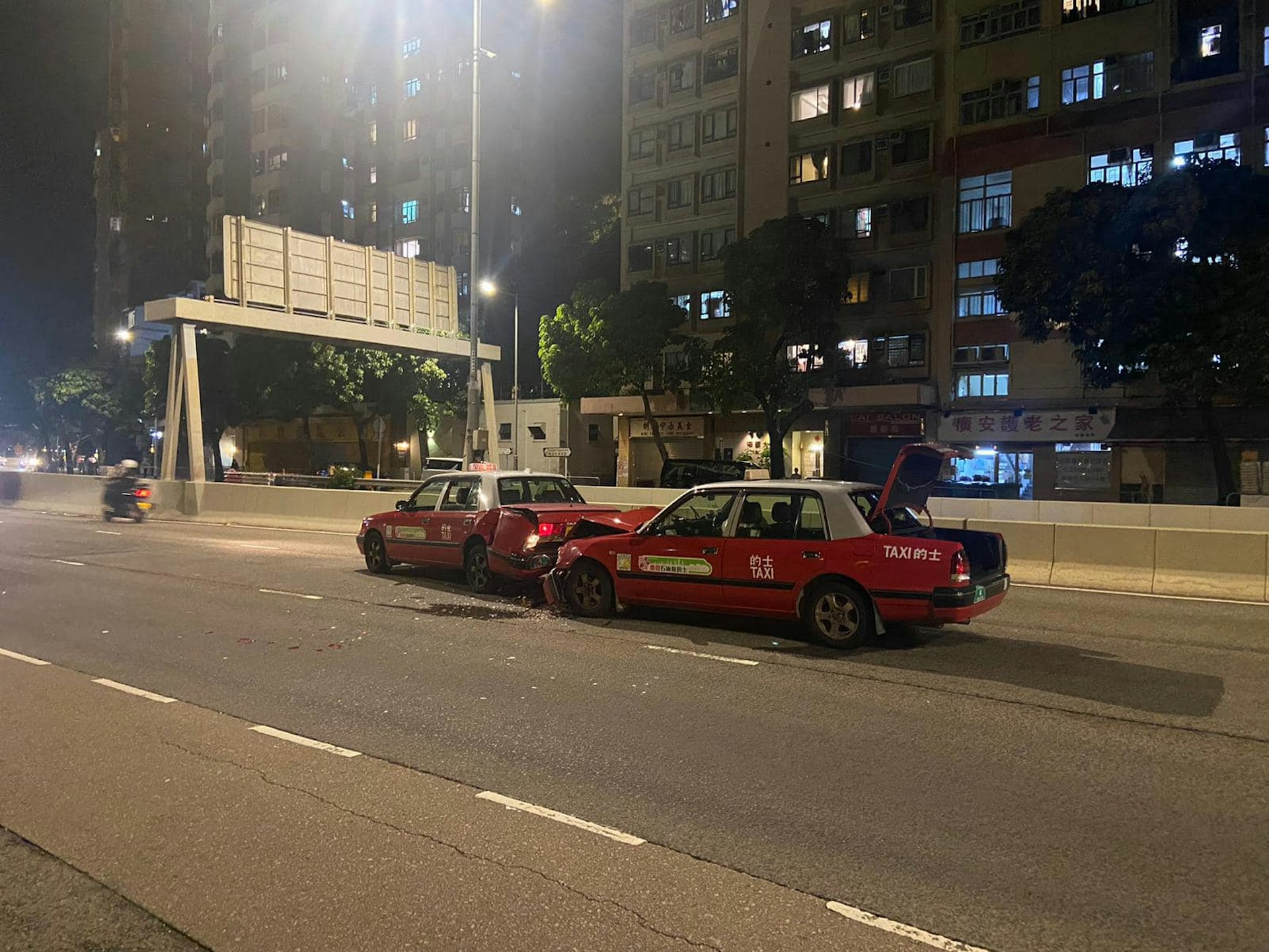 前方的士及時煞車,避開路中野豬,但尾隨另一輛的士收掣不及猛撞其車尾,野豬趁亂離開。(facebook群組「車cam L(香港群組)」圖片) 前方的士及時煞車,避開路中野豬,但尾隨另一輛的士收掣不及猛撞其車尾,野豬趁亂離開。(facebook群組「車cam L(香港群組)」圖片)