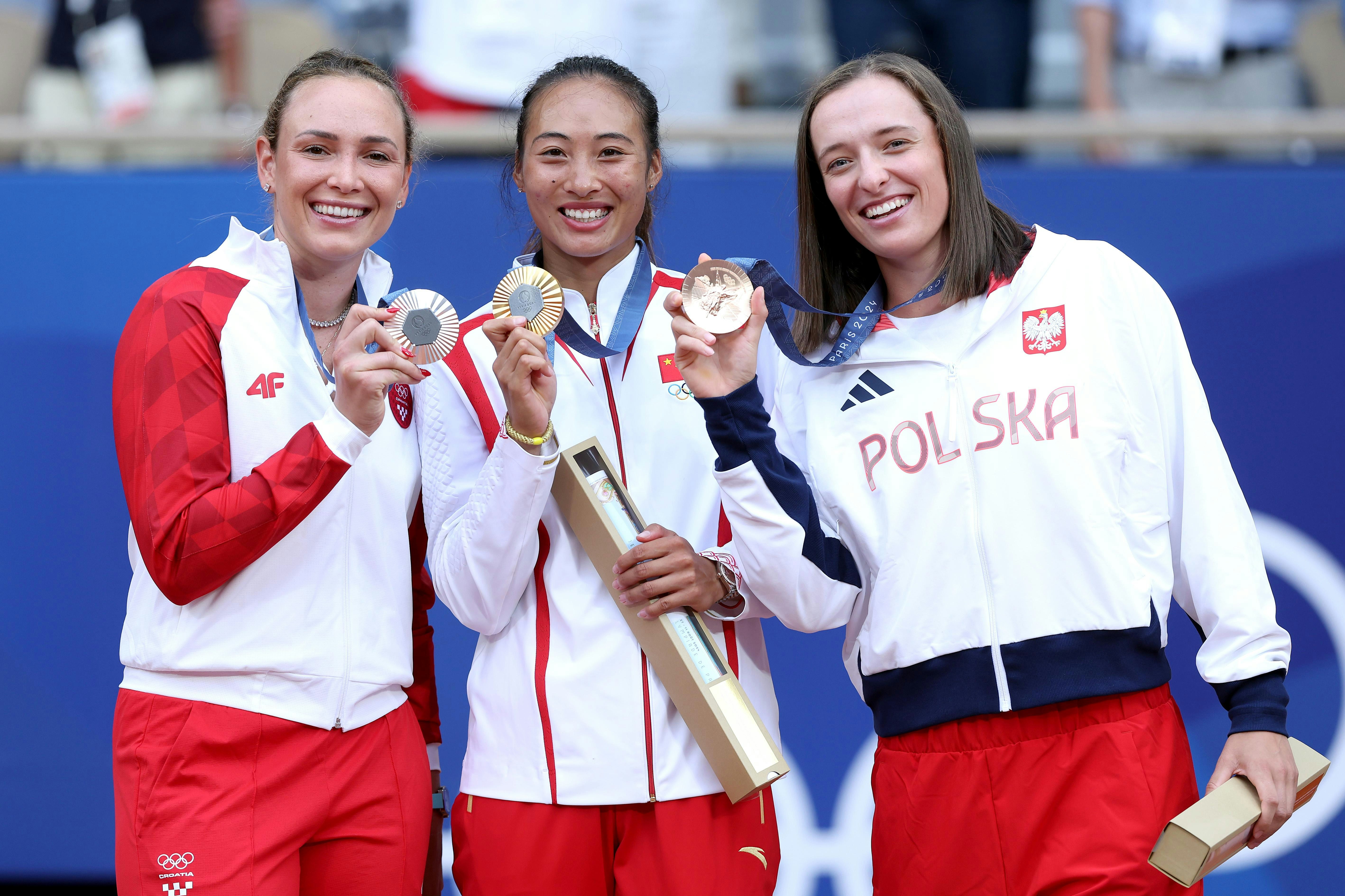 鄭欽文（中）與維姬（左）繼巴黎奧運女單金牌戰後再度碰頭。（Getty Images）