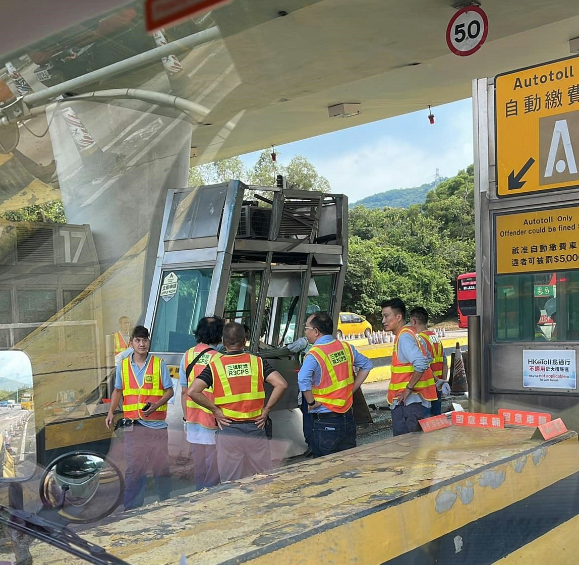 大欖隧道貨車撞毀收費亭，一人受傷；收費亭被撞至歪斜、玻璃碎裂，多名隧道職員在場視察。（屯門公路塞車關注組fb / Ray Tai）