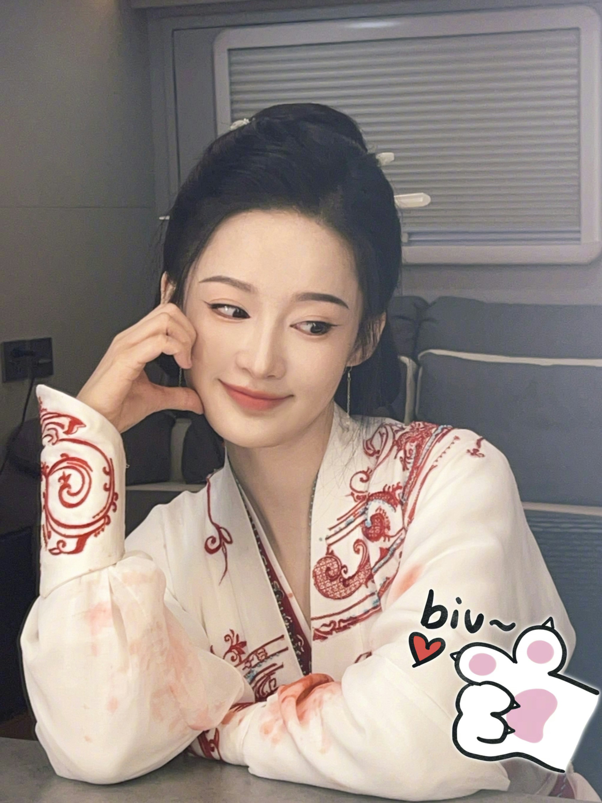 李沁自拍美女四格。（微博圖片）