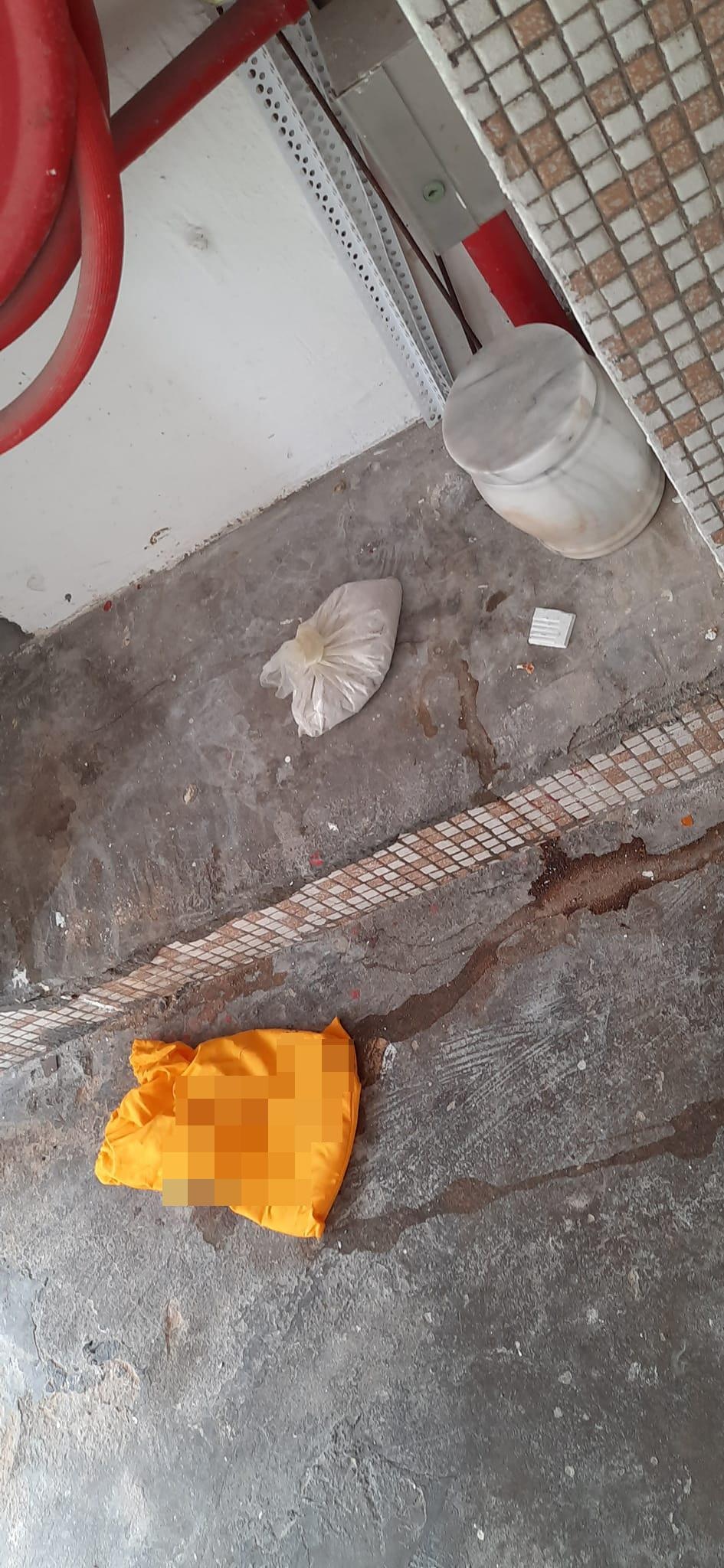 圖中可見，相信現場是公屋走廊，有1個骨灰盅，旁邊分別有1個膠袋和1個黃袋，黃袋寫有先人姓名和2018年火化等字眼。（facebook群組「南區之友，島隅之情」圖片）