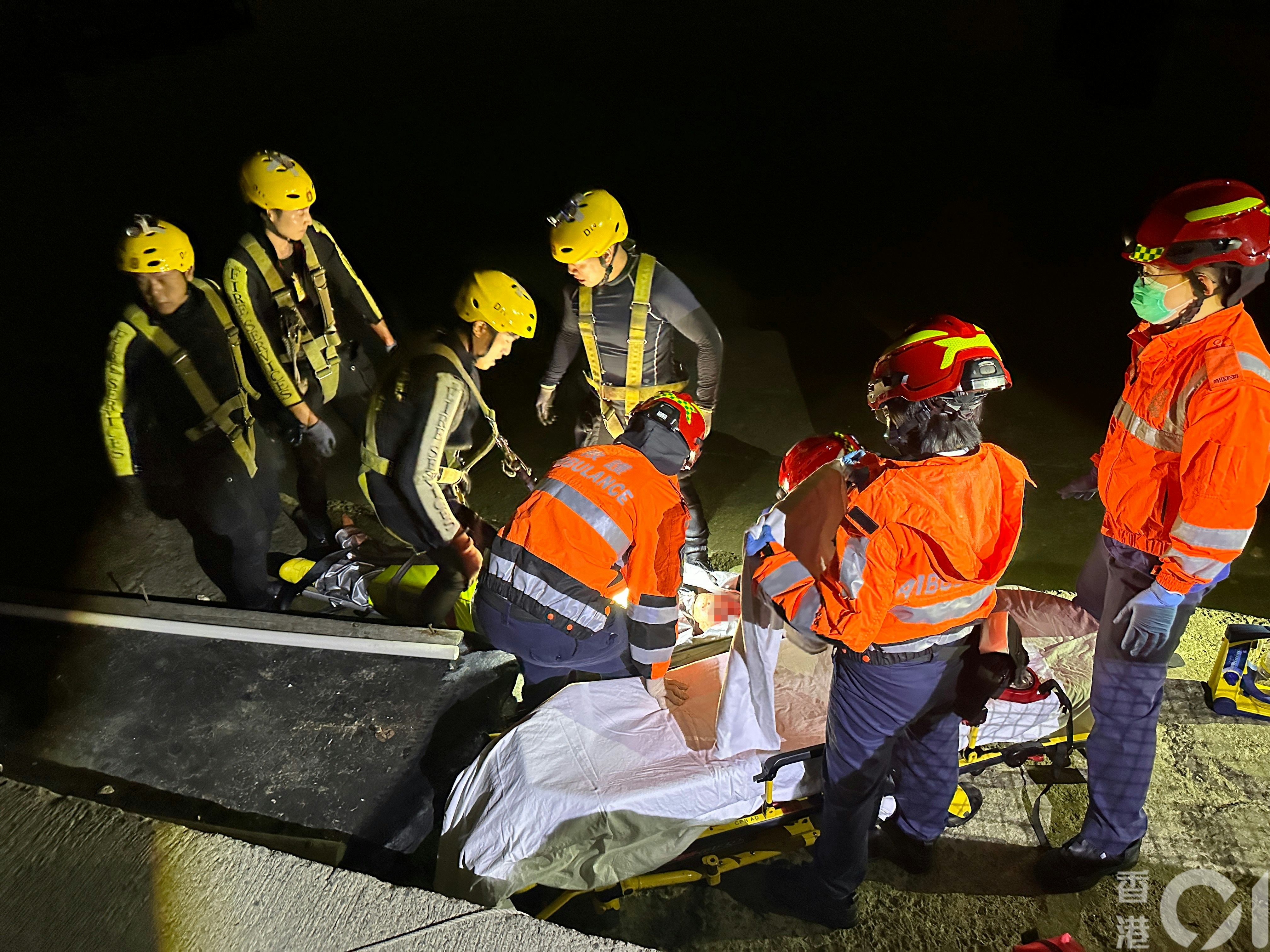 深圳灣大橋有車輛衝落海，傷者被救上流浮山碼頭。（王譯揚攝）