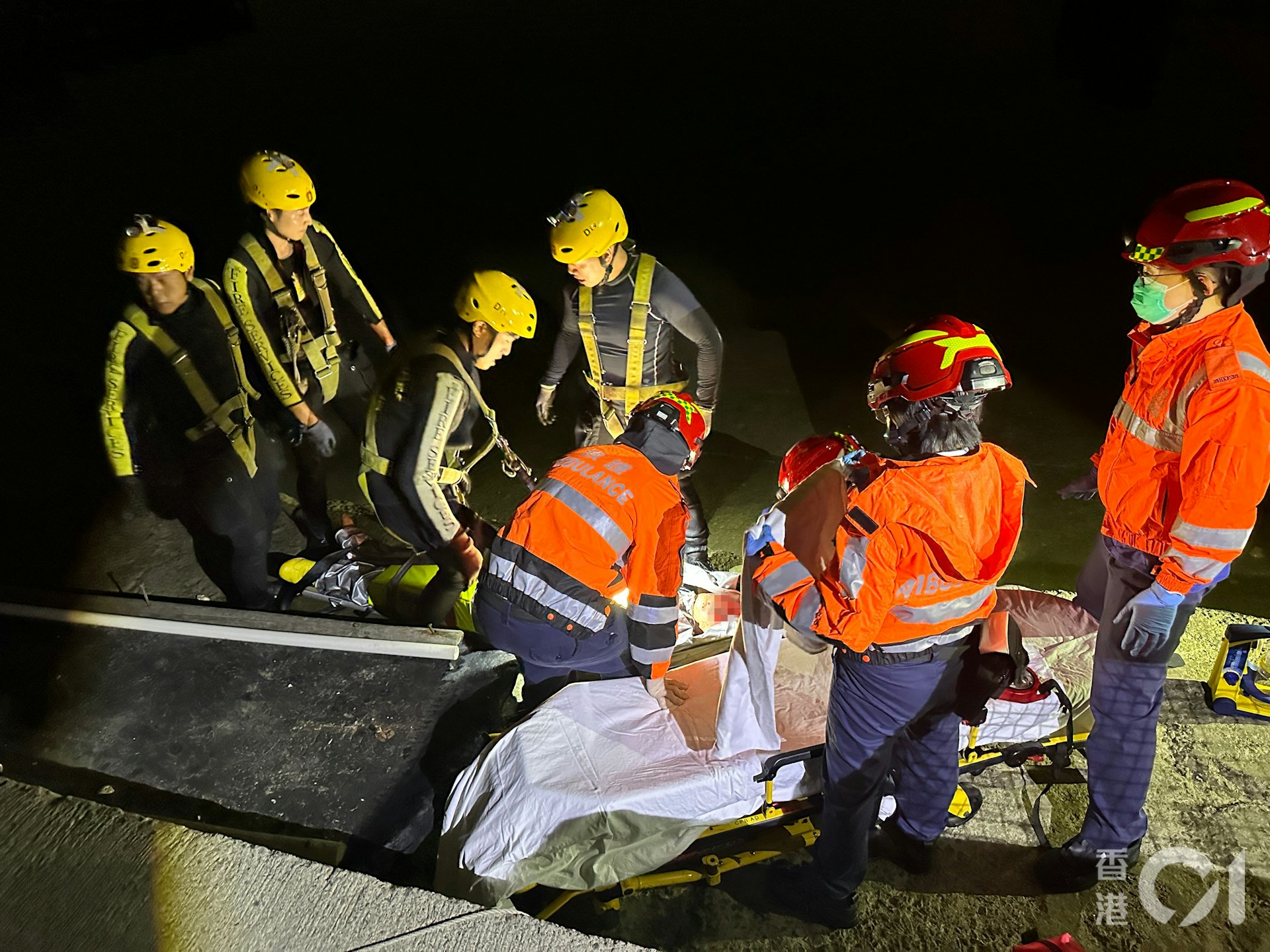 深圳灣大橋有車輛衝落海,傷者被救上流浮山碼頭。(王譯揚攝)
