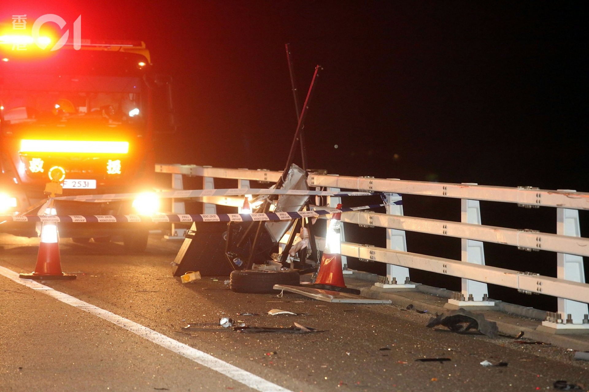 被撞的電子顯示牌嚴重損毀,現場遺下車輪。(李家傑攝)
