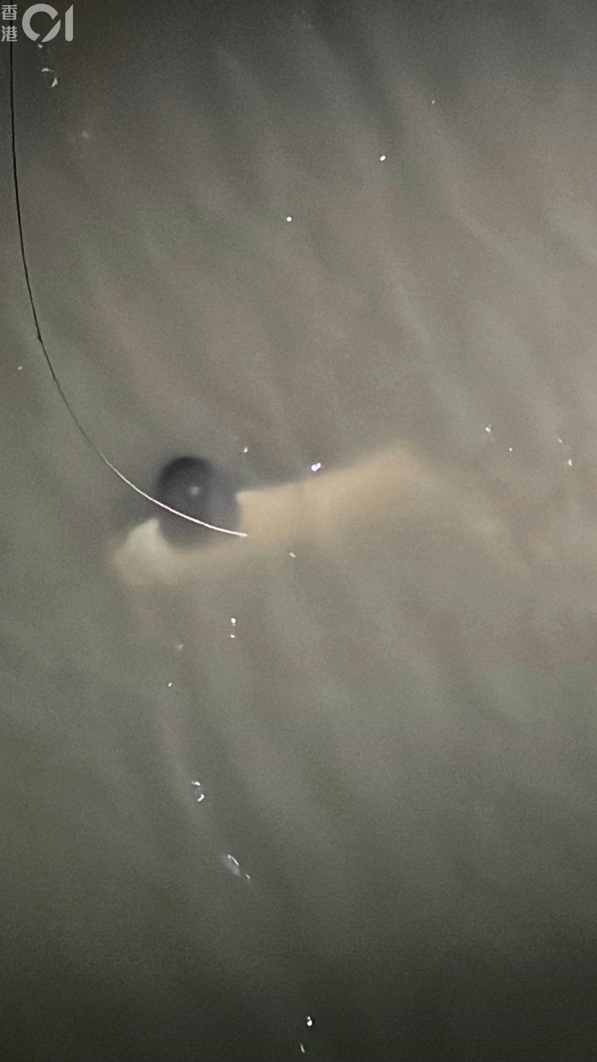 涉事車輛跌落海中，墜落海底。飛行服務隊直升機開射燈協助營救。(李家傑攝)