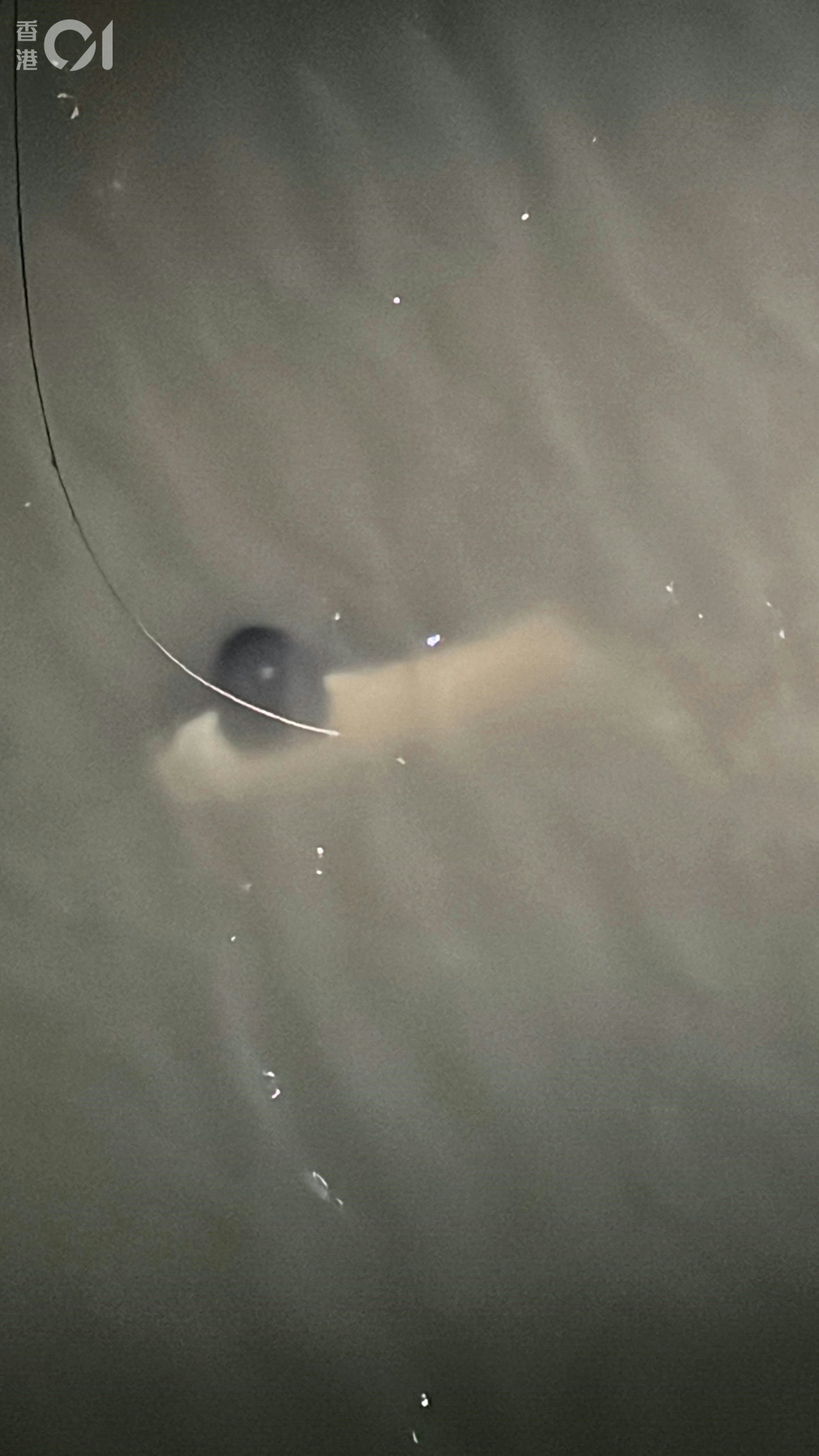 涉事車輛跌落海中,墜落海底。飛行服務隊直升機開射燈協助營救。(李家傑攝)