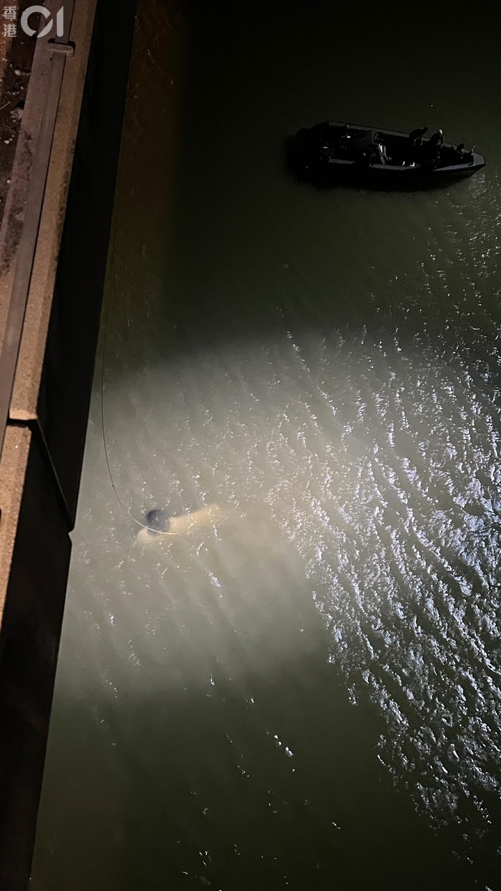 涉事車輛跌落海中，墜落海底。飛行服務隊直升機開射燈協助營救。(李家傑攝)