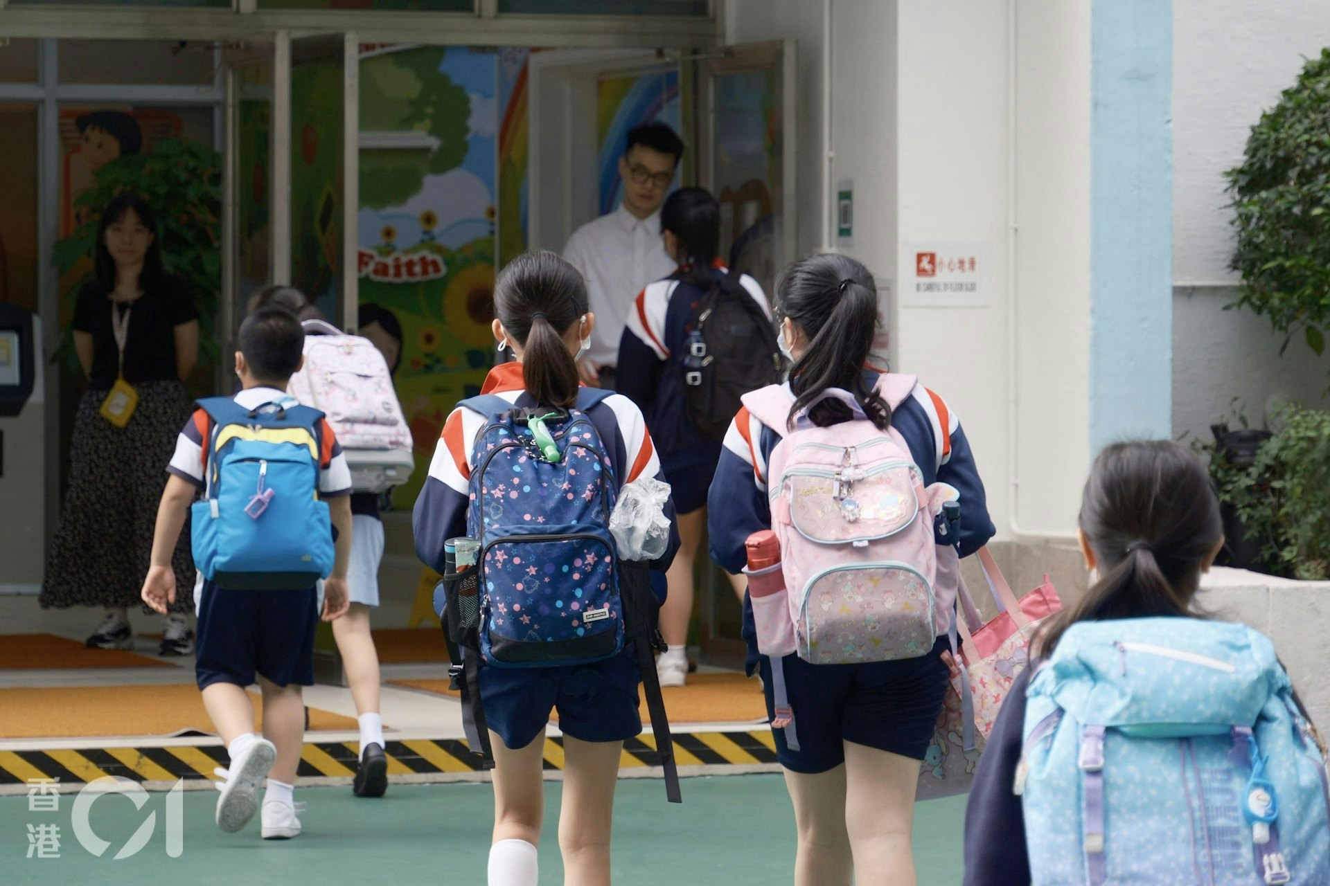 教育局上周五(30日)更新15歲以下學童缺課、綴學指引,不再列明2個月要發出警告信、6個月要出入學令的時限。(資料圖片) 教育局上周五(30日)更新15歲以下學童缺課、綴學指引,不再列明2個月要發出警告信、6個月要出入學令的時限。(資料圖片)