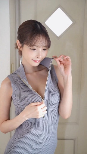 桃乃木香奈「拉下拉鍊的畫面」（影片截圖）