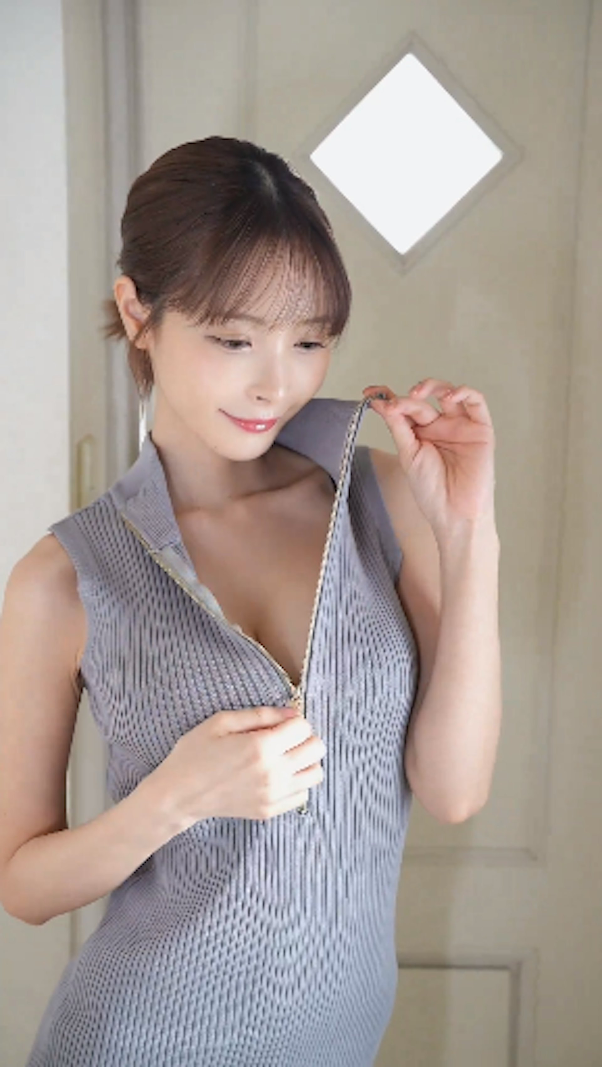 桃乃木香奈「拉下拉鍊的畫面」(影片截圖) 桃乃木香奈「拉下拉鍊的畫面」(影片截圖)