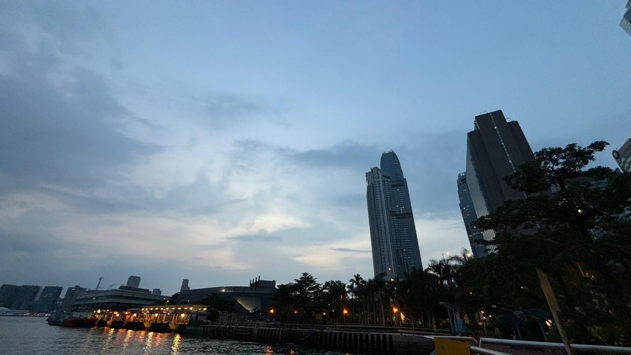 颱風摩羯|今日稍後有狂風雷暴 或改發3號風球 日間酷熱達33度 颱風摩羯|今日稍後有狂風雷暴 或改發3號風球 日間酷熱達33度