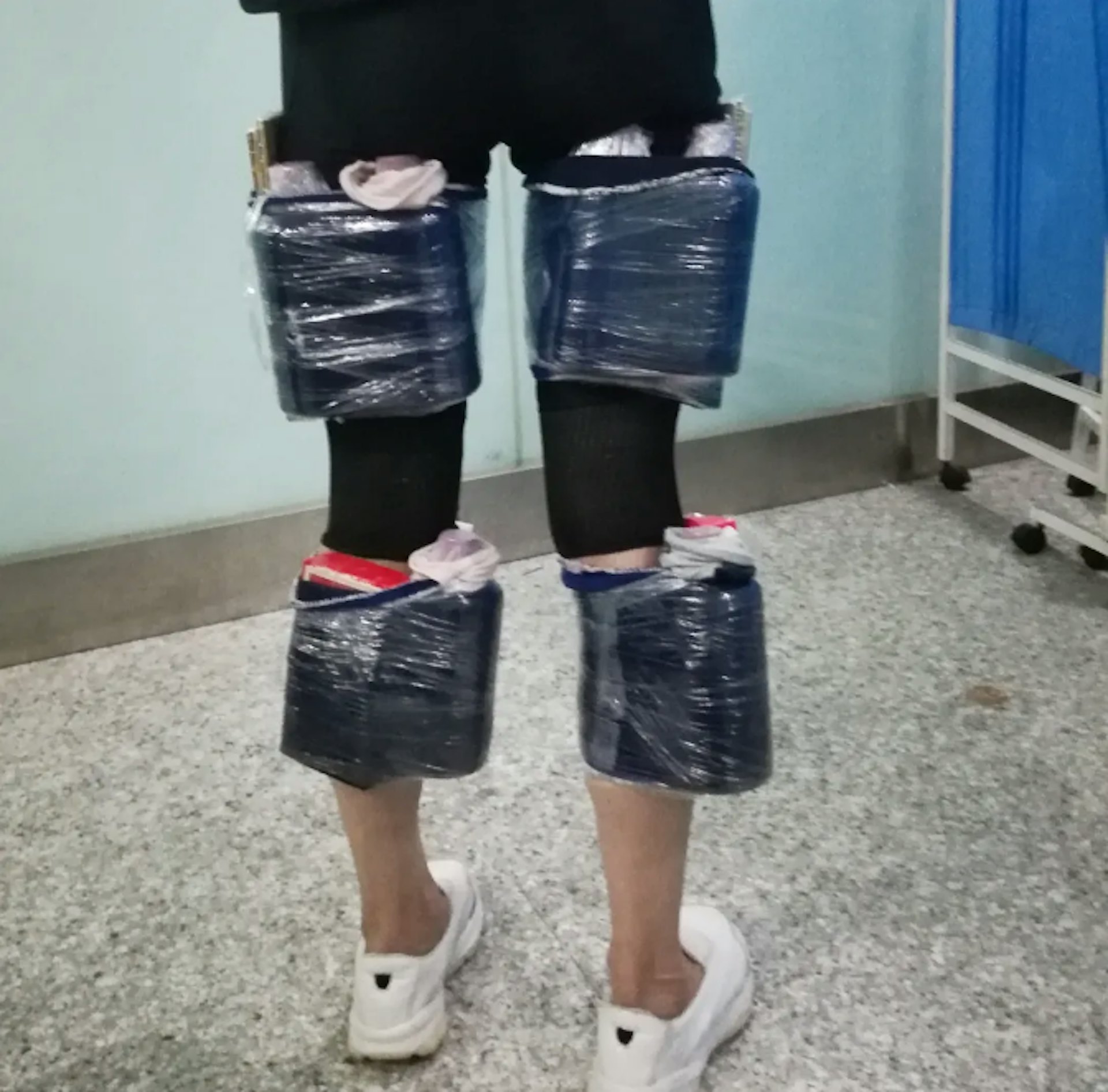 8月31日,一名香港女子在腿綁茅台酒6瓶由澳門進境珠海,被拱北海關所屬閘口海關當場查獲。(中國海關總署微信公眾號) 8月31日,一名香港女子在腿綁茅台酒6瓶由澳門進境珠海,被拱北海關所屬閘口海關當場查獲。(中國海關總署微信公眾號)