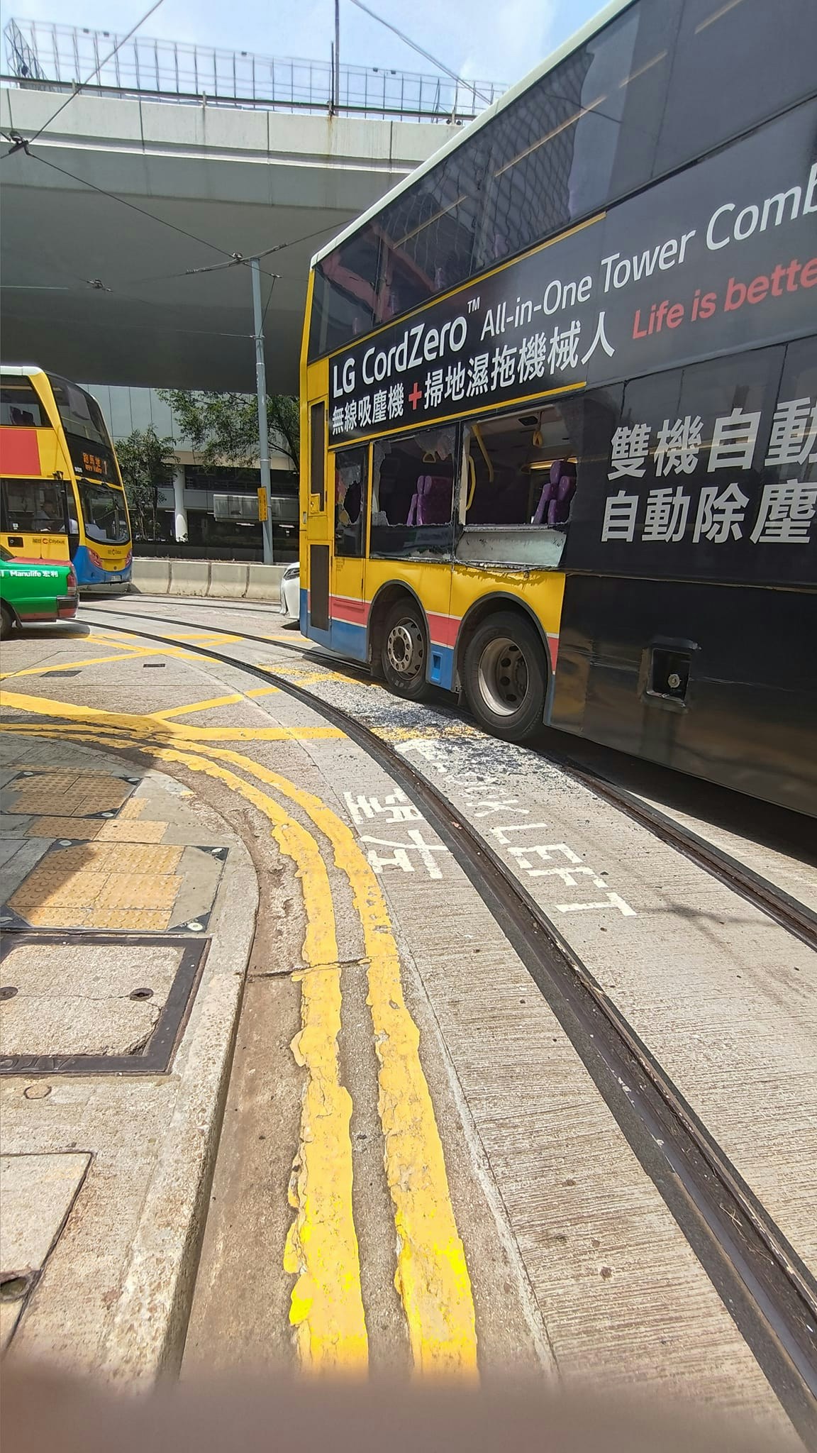 城巴右後方車窗碎裂，車上一名小童腳部受傷。（香港交通及突發事故報料區／Er Er Er Adam）