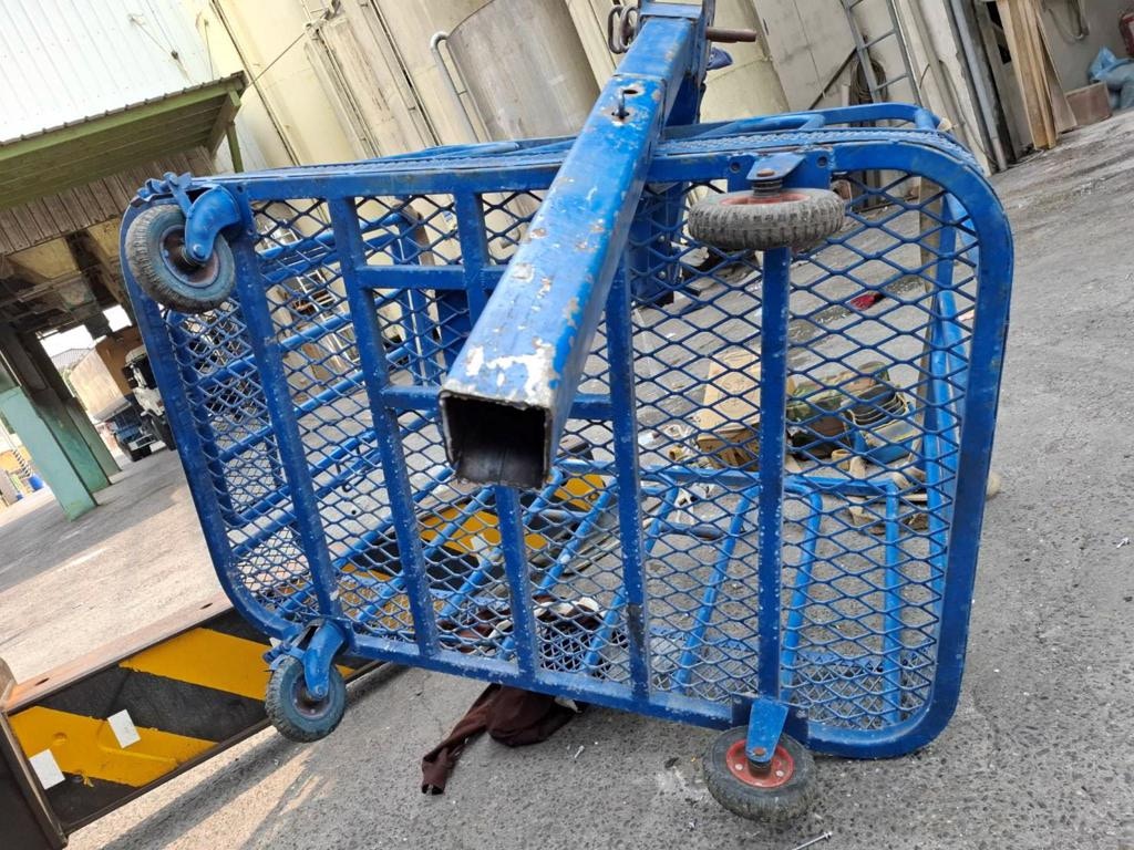 4名男工人搭吊臂車在高空工作期間，吊臂車的鋼纜突然斷裂，吊籃突然鬆脫由8米高墜下，造成3死1重傷。（中時新聞網）