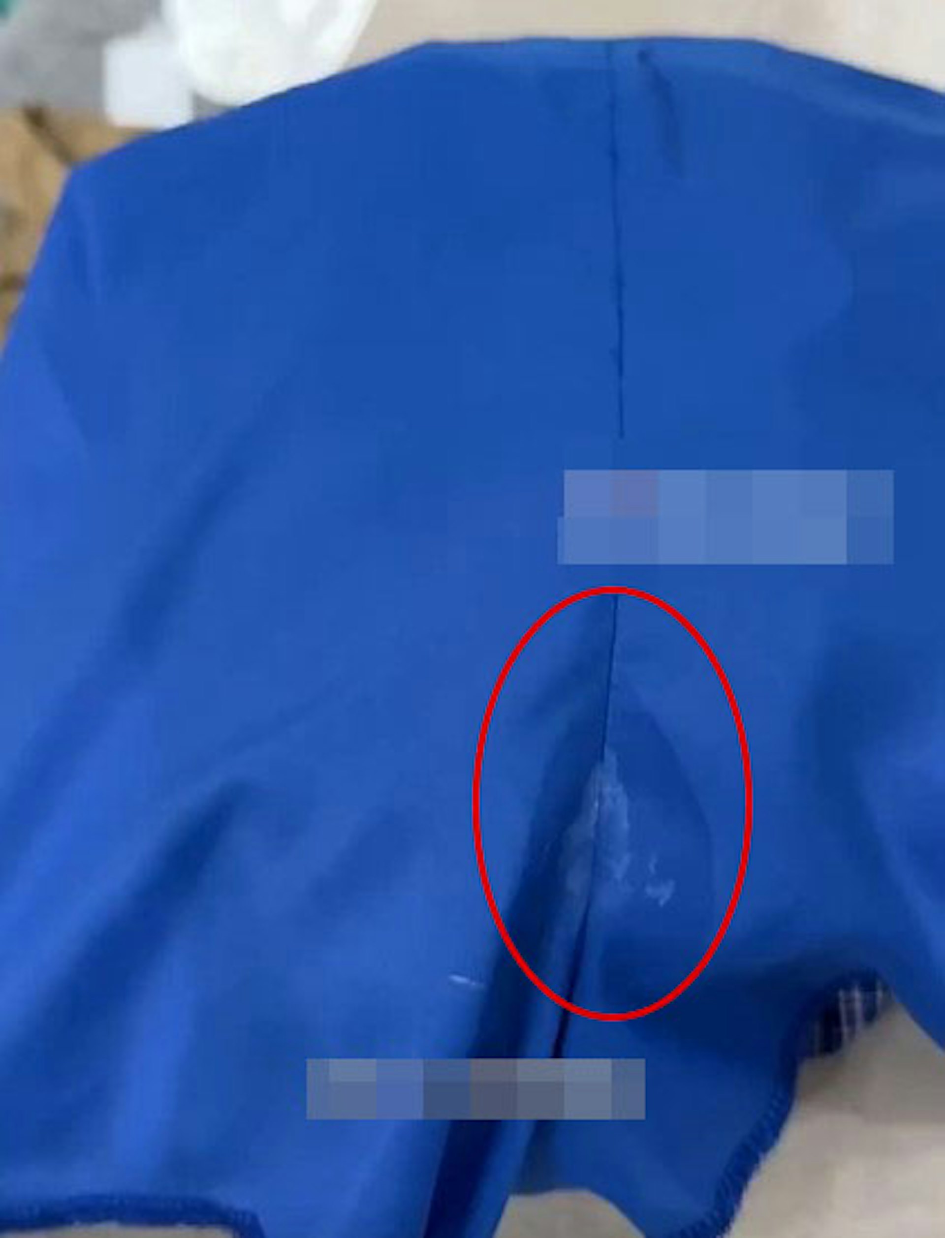 內地有顧客疑沒穿內褲於服裝店試穿短褲,結果在褲上遺下白色污跡。(微博影片截圖) 內地有顧客疑沒穿內褲於服裝店試穿短褲,結果在褲上遺下白色污跡。(微博影片截圖)
