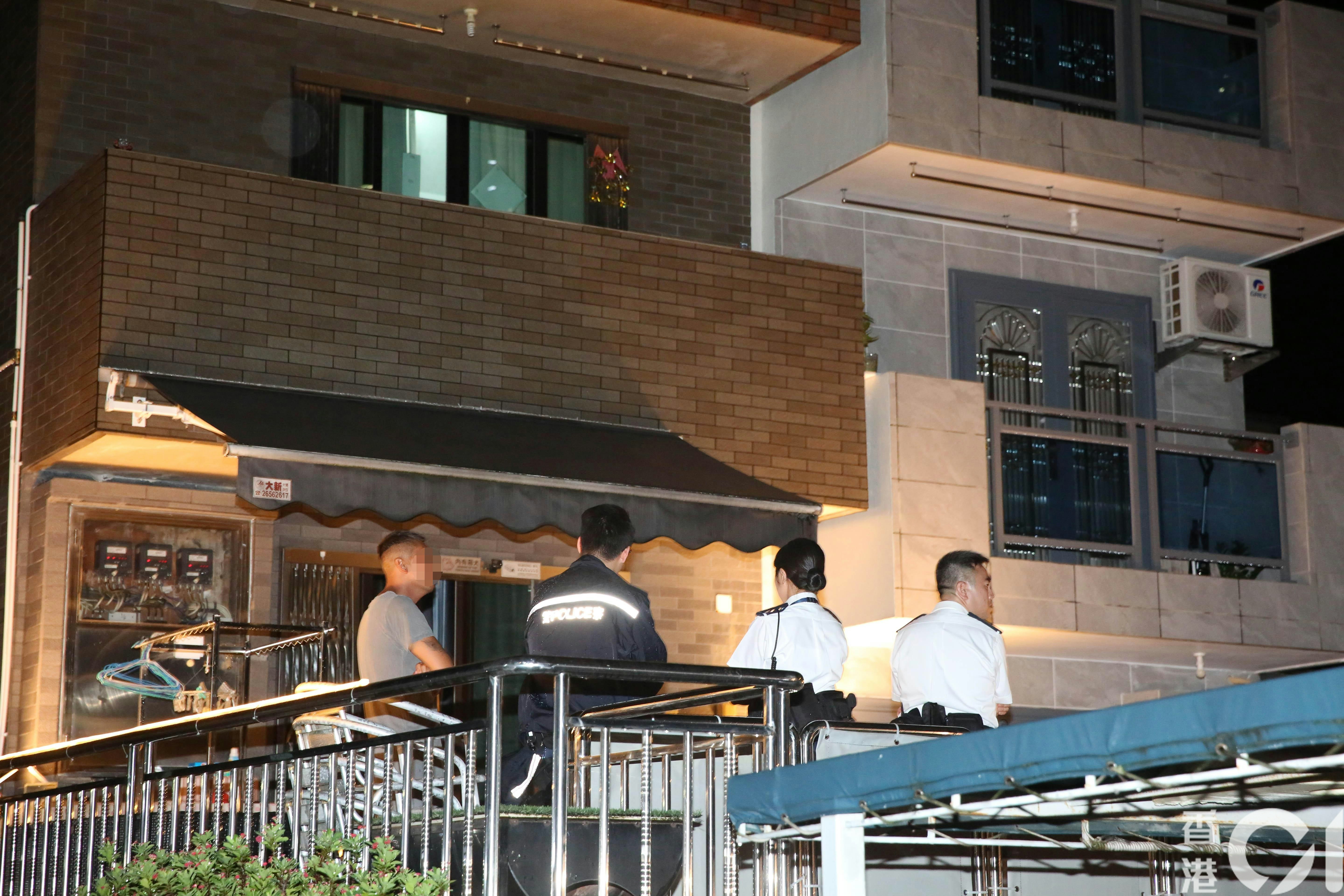 遇劫夫妻在場協助警員調查。（李家傑攝）