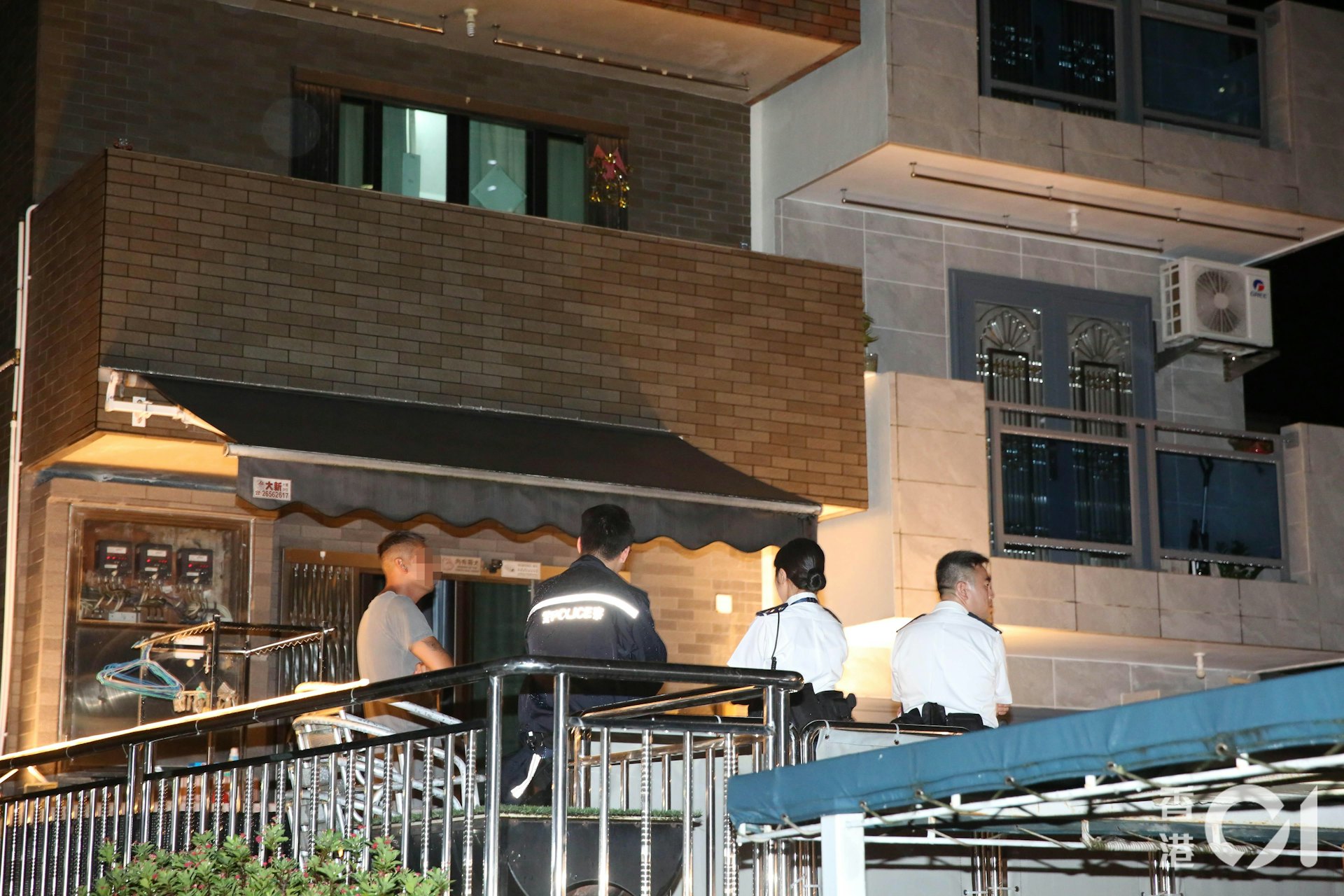 遇劫夫妻在場協助警員調查。(李家傑攝)
