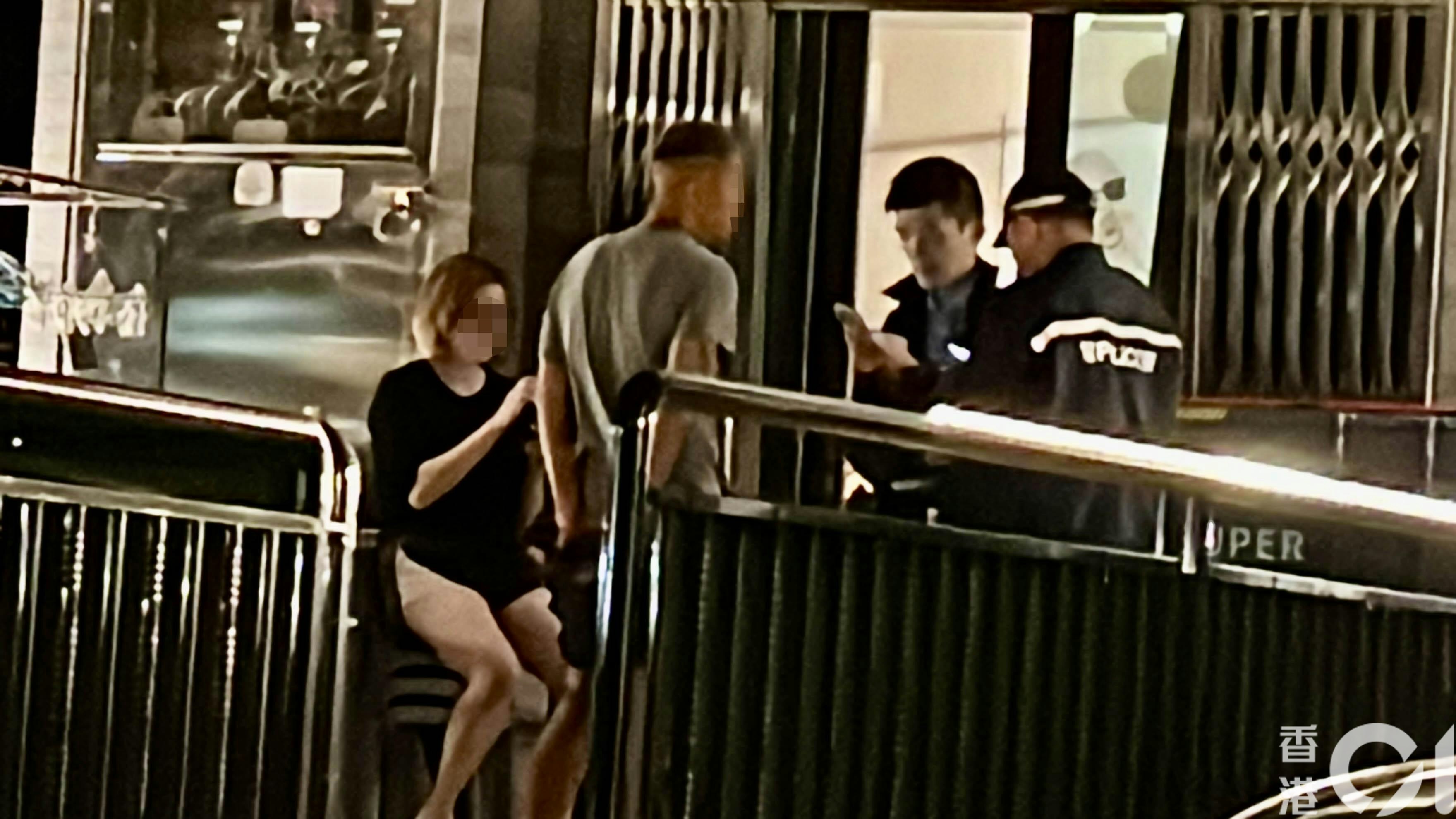 遇劫夫妻在場協助警員調查。（李家傑攝）