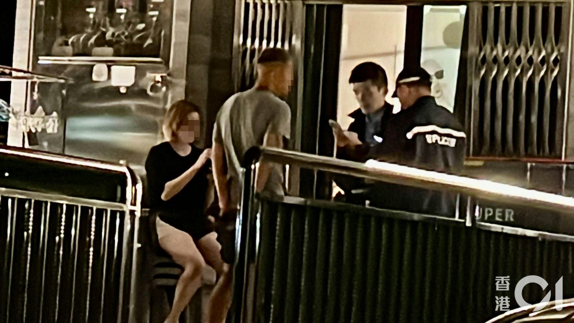 遇劫夫妻在場協助警員調查。(李家傑攝)