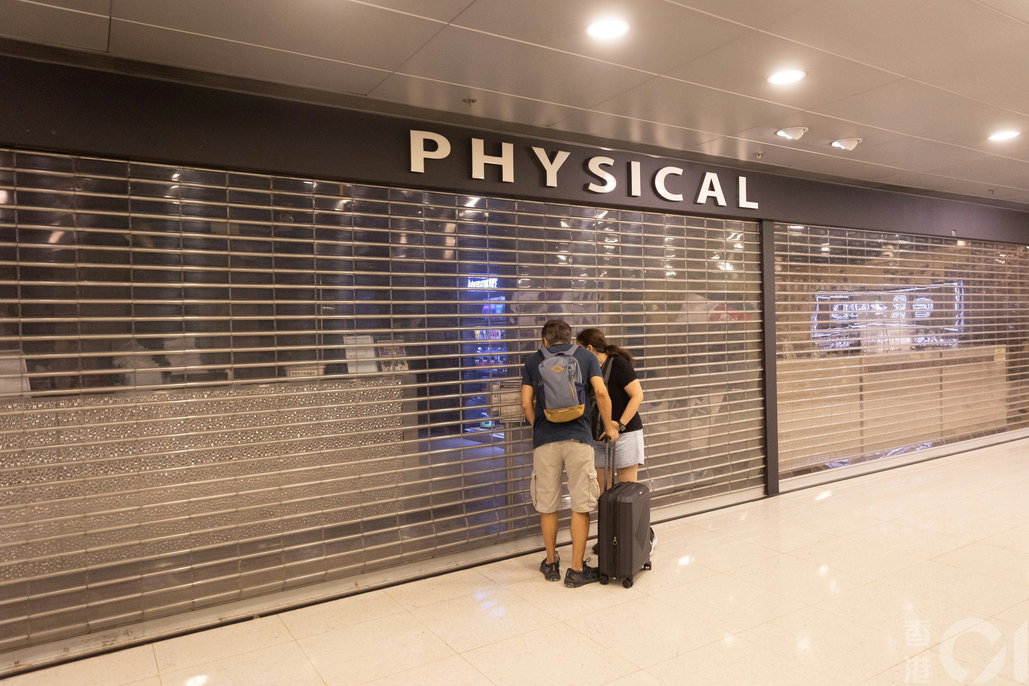 有38年歷史的舒適堡Physical健身中心9月6日起暫時全線結業，在太古康怡分店，有路經市民一窺內部情況。(廖雁雄攝)