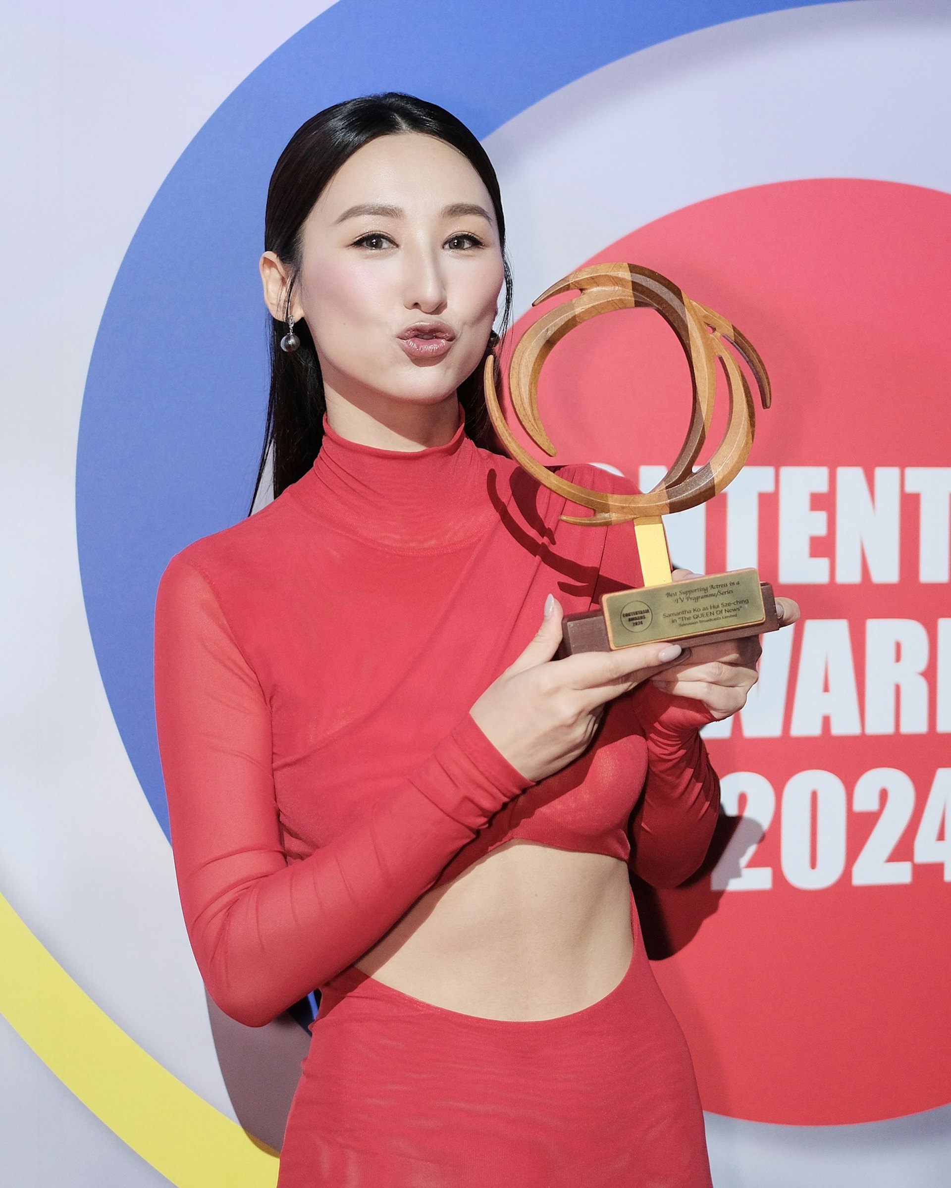 《新聞女王》高海寧盛裝出席,領「最佳亞洲製作電視節目/ 劇集女配角」金獎。(IG@sammkoling)