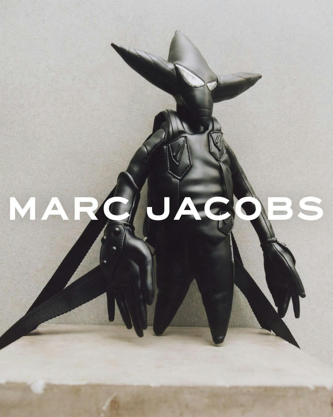 Marc Jacobs聯乘FUTURA賀40周年系列POINTMAN塗鴉玩偶變背包！