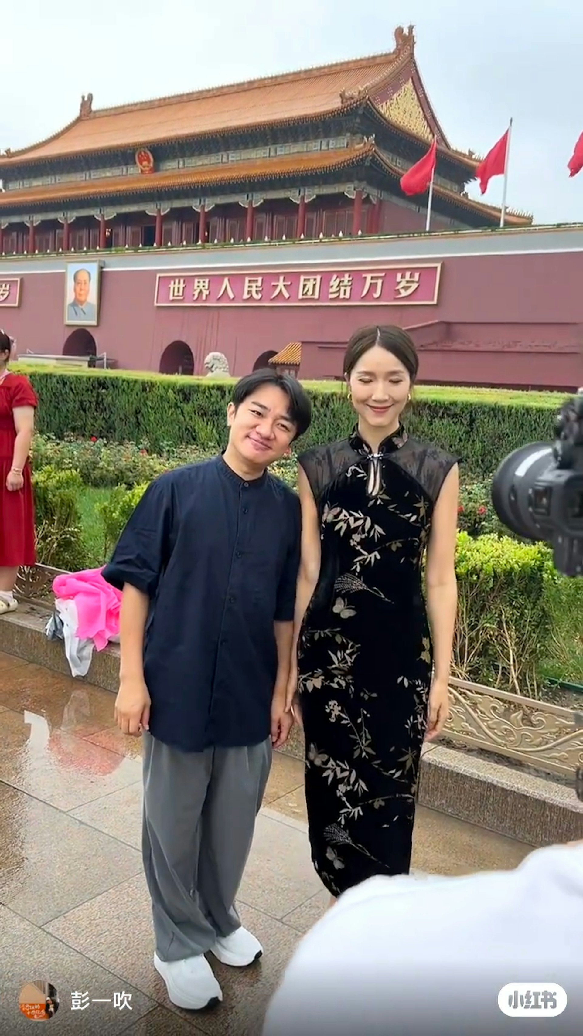 王祖藍與李亞男近年齊齊在內地搵錢,兩人曾遊北京天安門被偶遇。(小紅書)