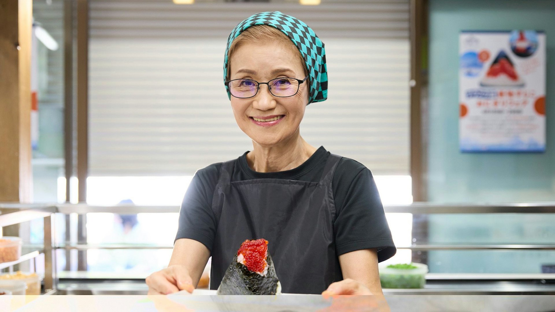 日本東京大冢站附近,有一間長期要排隊的美食名店,店名为飯团Bongo(日文:おにぎりぼんご)。 老板娘右近由美子表示,若有来生,希望成为一块用心做的饭团。 (X@OnigiriSociety)