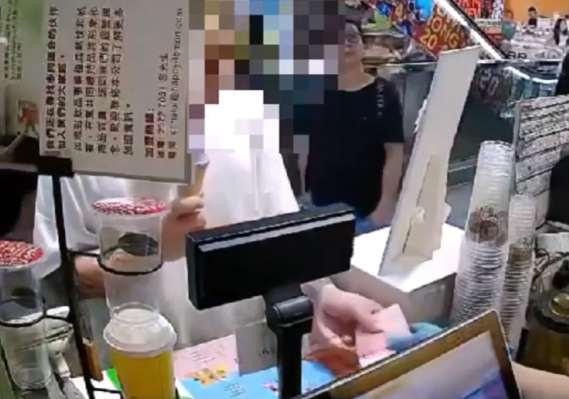 女收銀員戴着膠手套,不虞有詐收下現金,如常找贖。(受訪者提供影片截圖)