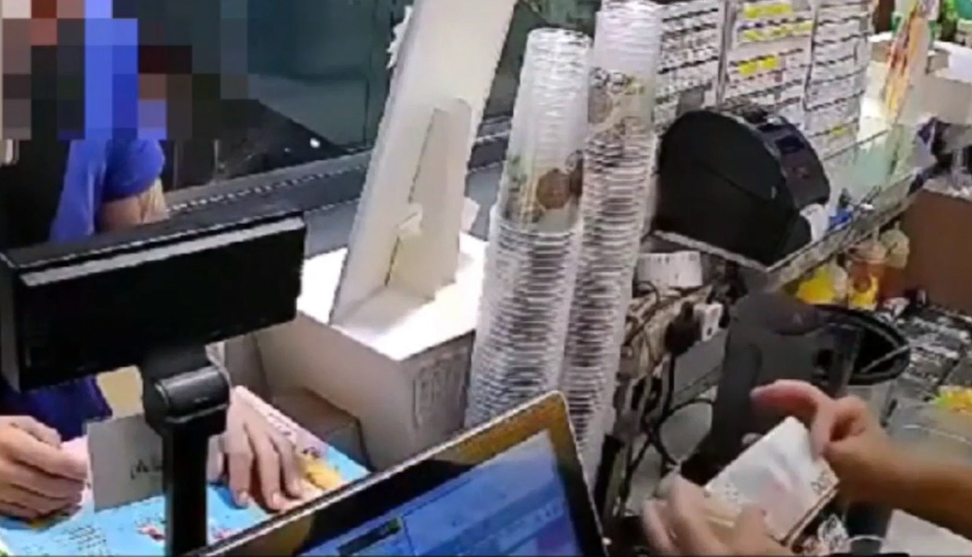 飲品店東主得知中招後,今早(8日)親自坐陣收銀,竟再遇上同一名男子,查看一番後發現500元有異拒收,事後報警處理。(受訪者提供影片截圖)