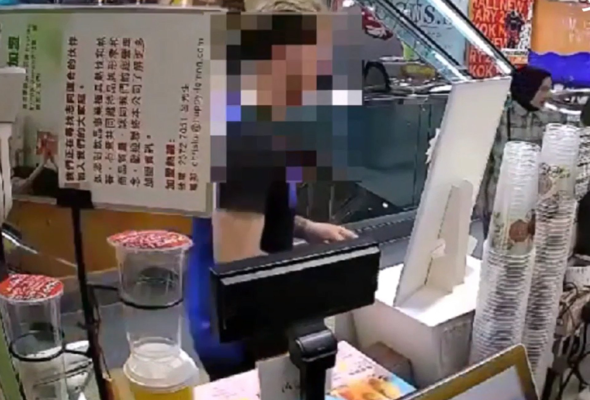 金毛男被拒後,若無其事轉身離開。(受訪者提供影片截圖)