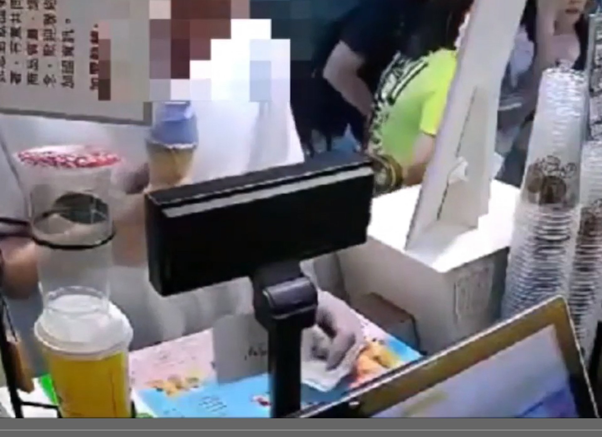 金毛男昨晚購買飲品時支付500元懷疑假鈔。(受訪者提供影片截圖)