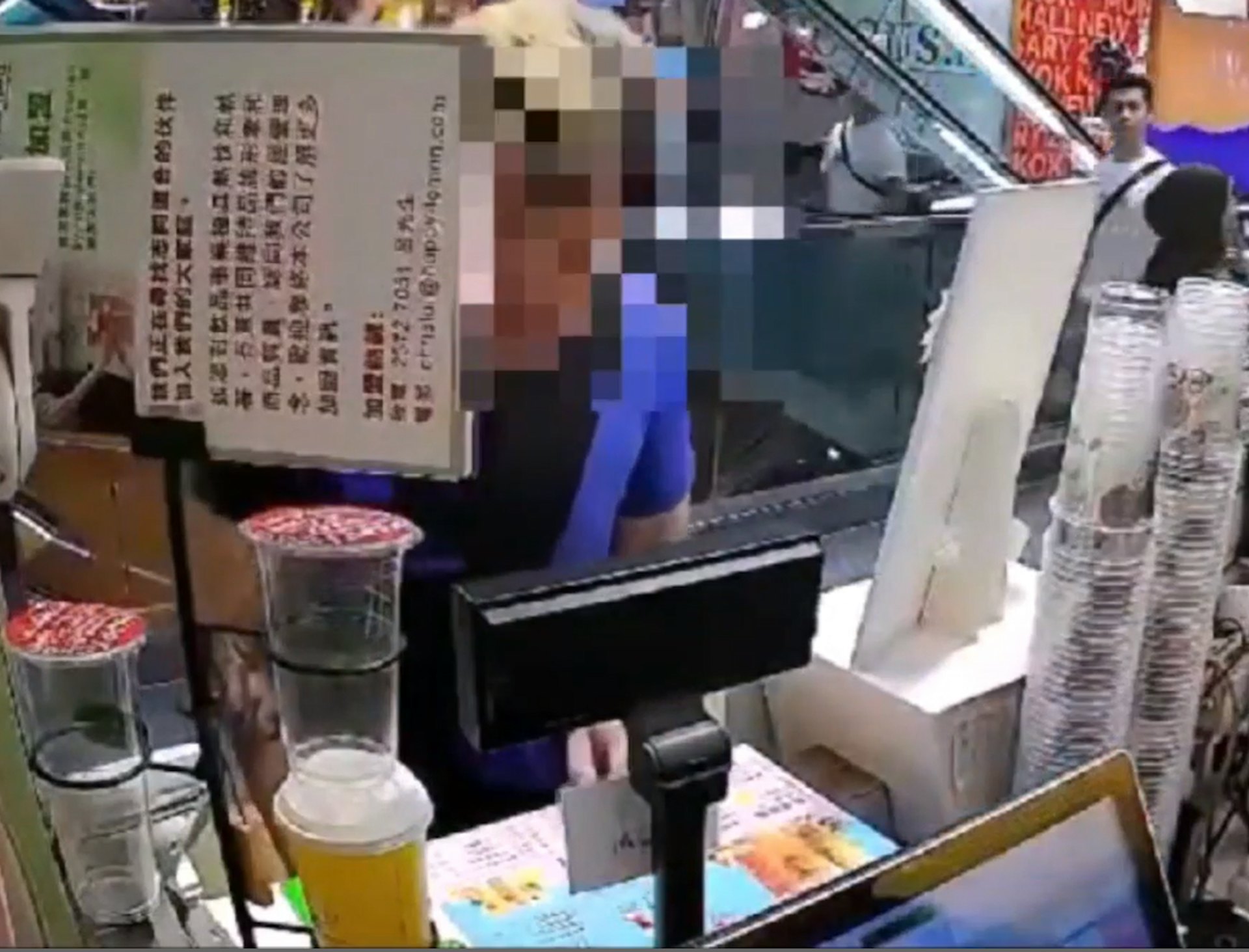 金毛男今早再度到飲品店用假鈔買飲品,但被店舖東主阻止拒收500元。(受訪者提供影片截圖)