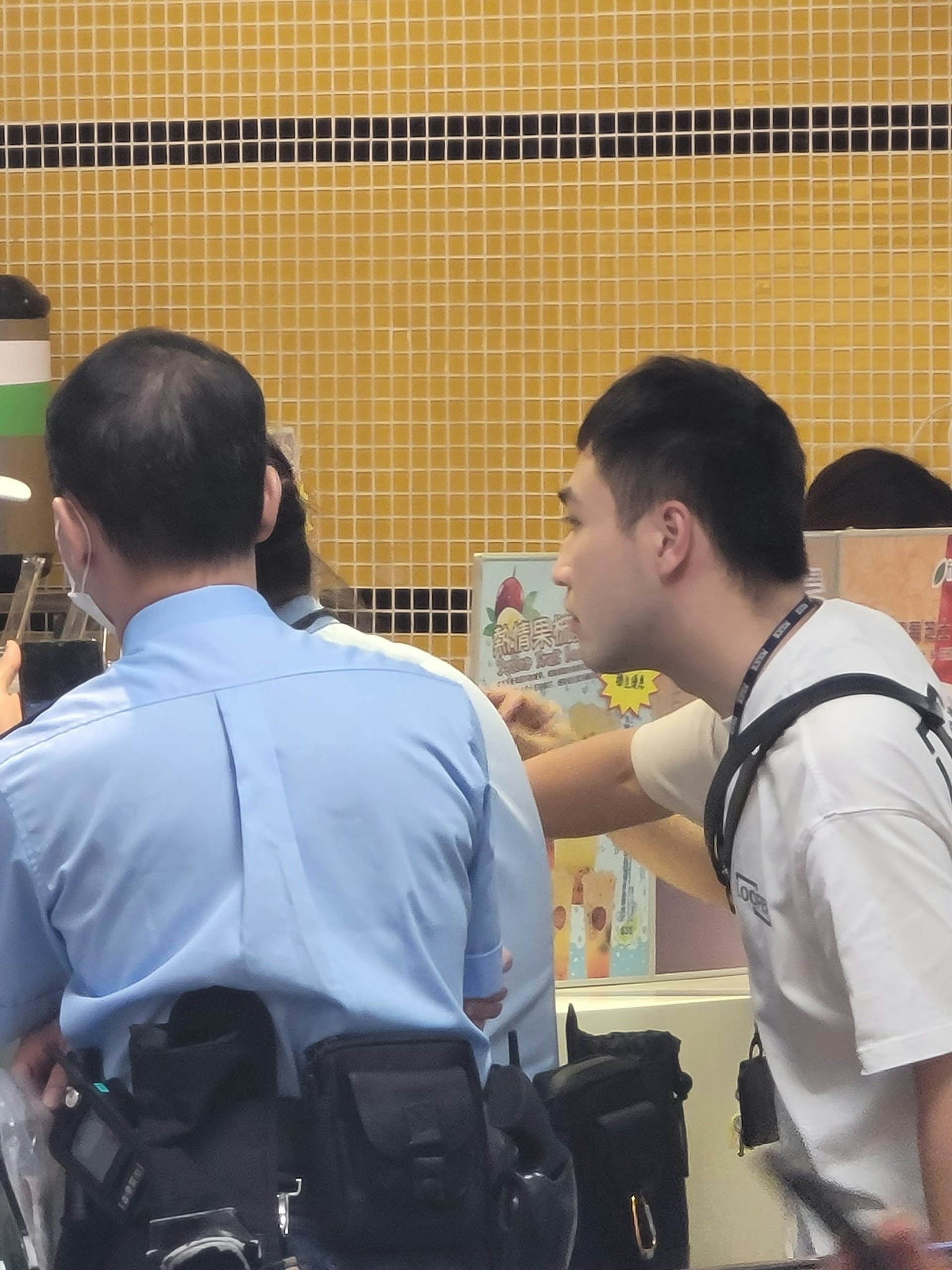 警員事後到場調查。(fb 香港突發事故報料區及討論區/Davy Lee)