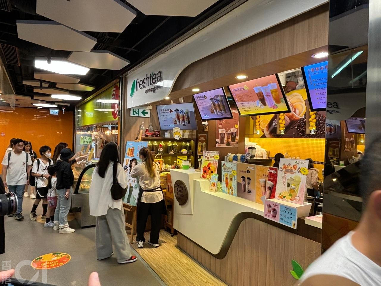 金毛男兩度向同一間飲品店舖使用假鈔買飲品。(羅日昇攝)