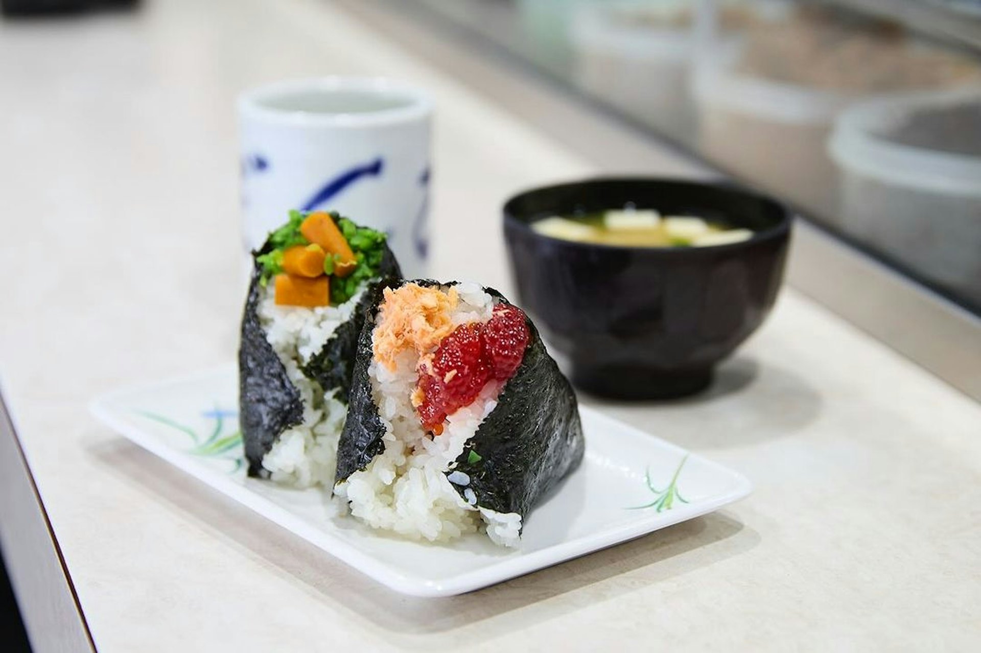 日本東京大冢站附近,有一間長期要排隊的美食名店,店名为飯团Bongo(日文:おにぎりぼんご)。 老板娘右近由美子表示,若有来生,希望成为一块用心做的饭团。 (X@OnigiriSociety)