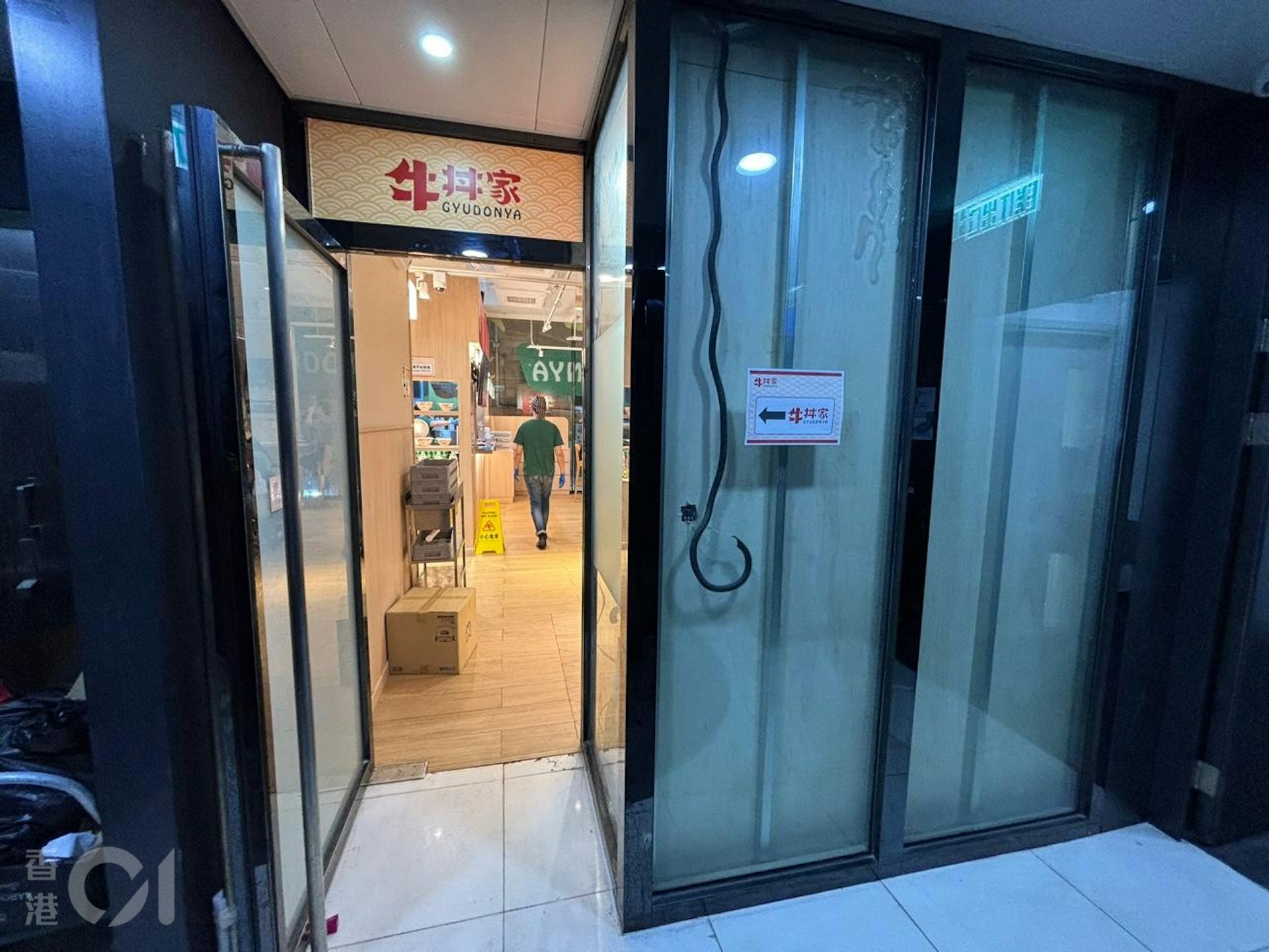 旺角通菜街一間日式餐廳亦表示收到兩張假大牛,職員就稱公司已經提醒他們要小心該名紋身漢。(羅日昇攝)