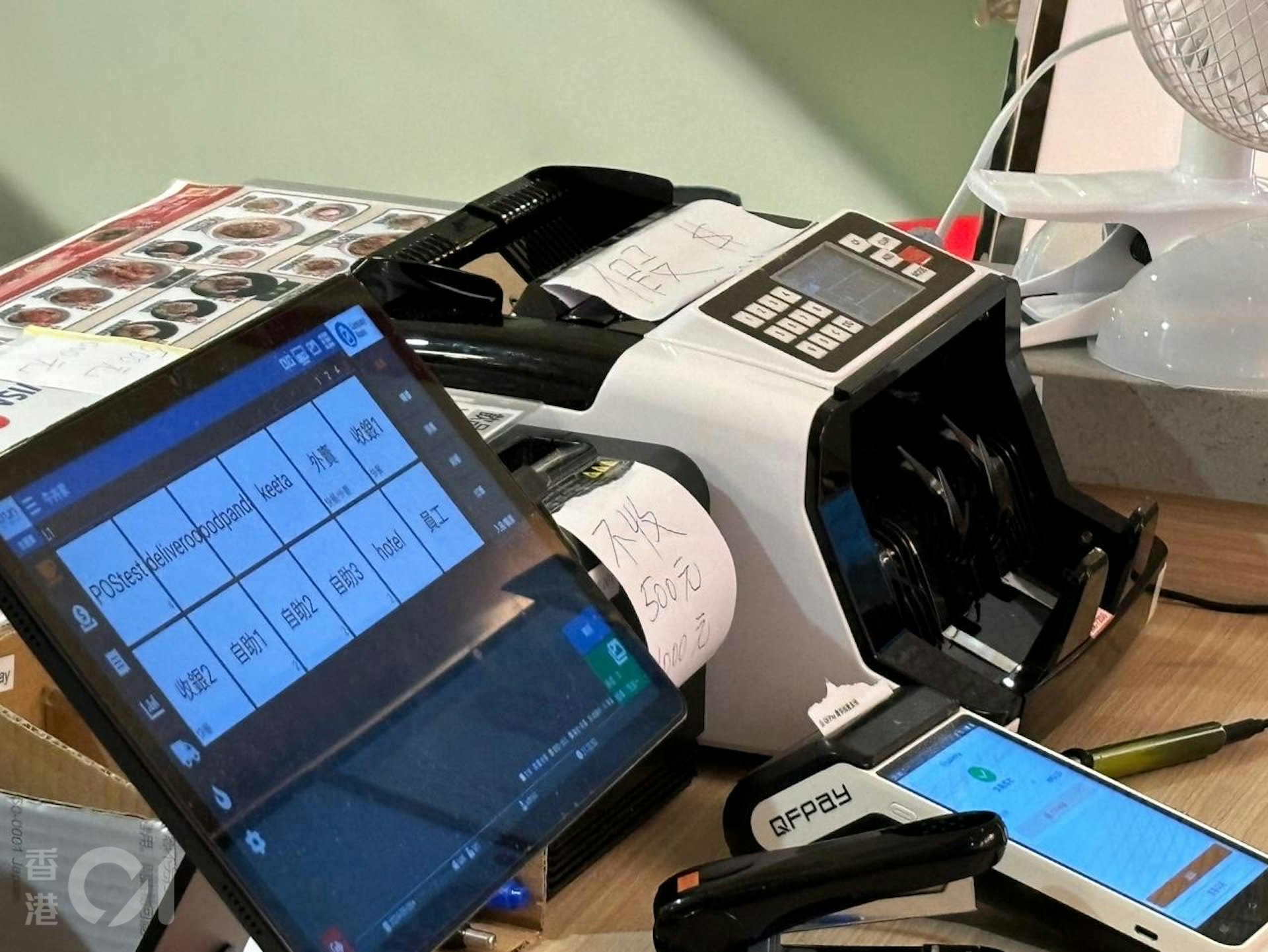 旺角通菜街一間日式餐廳亦表示收到兩張假大牛,職員就稱公司已經提醒他們要小心該名紋身漢。(羅日昇攝)