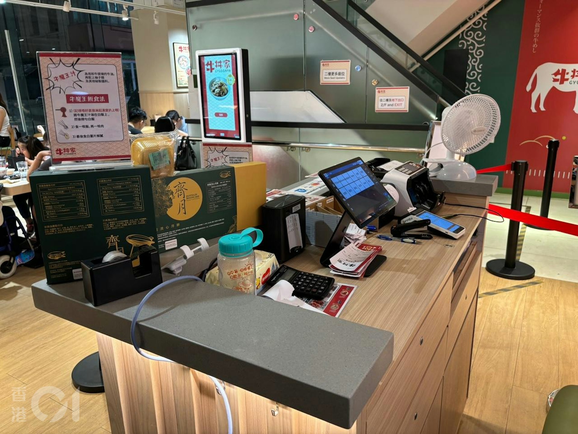 旺角通菜街一間日式餐廳亦表示收到兩張假大牛,職員就稱公司已經提醒他們要小心該名紋身漢。(羅日昇攝)