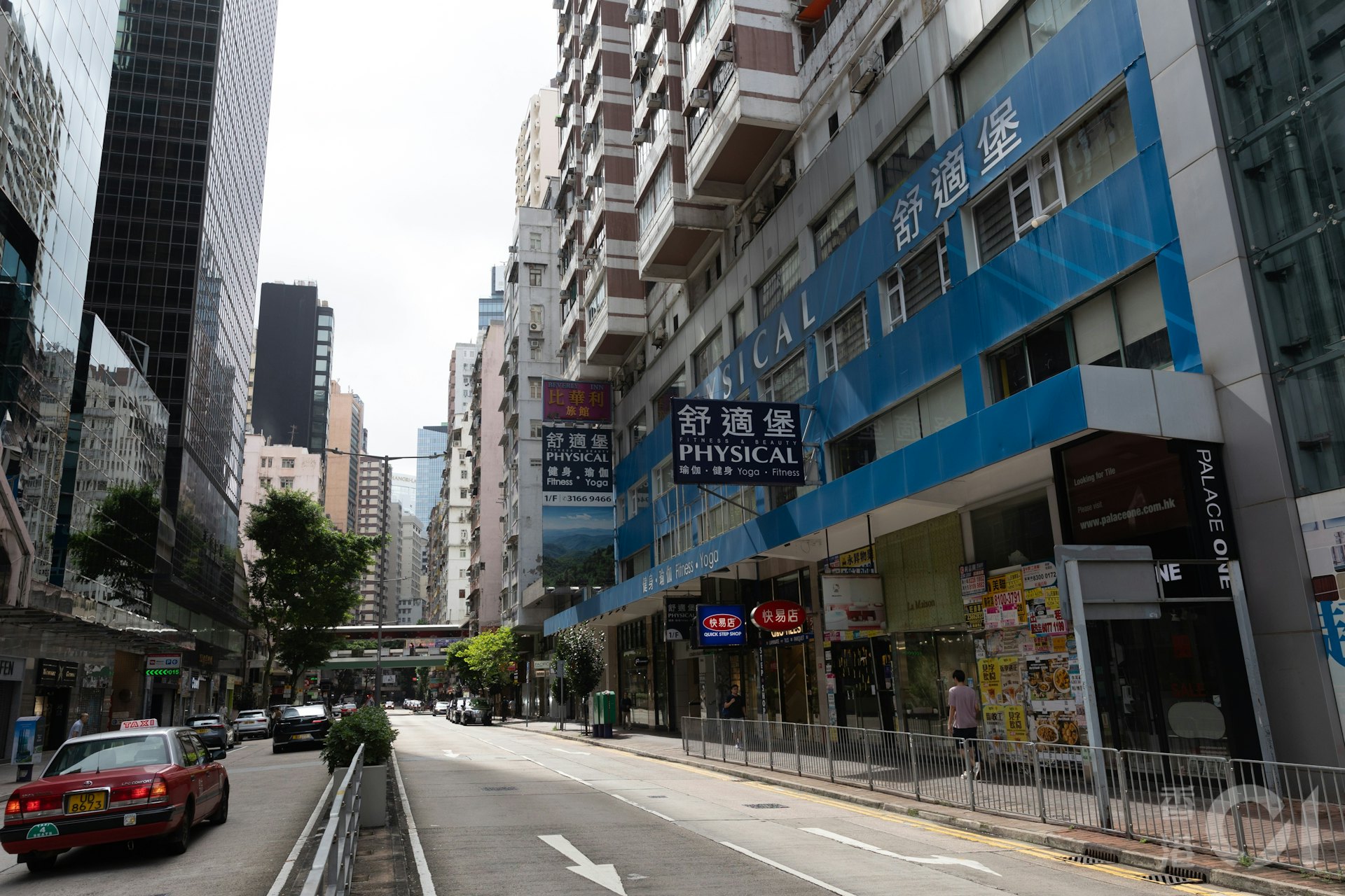 Physical舒適堡灣仔京城大廈分店9月7日傳出將會改名「Healthy」並日內重開,9月8日所見仍重門深鎖,升降機亦繼續不停相關樓層,大廈保安員表示,未有收到重開通知。(廖雁雄攝) Physical舒適堡灣仔京城大廈分店9月7日傳出將會改名「Healthy」並日內重開,9月8日所見仍重門深鎖,升降機亦繼續不停相關樓層,大廈保安員表示,未有收到重開通知。(廖雁雄攝)